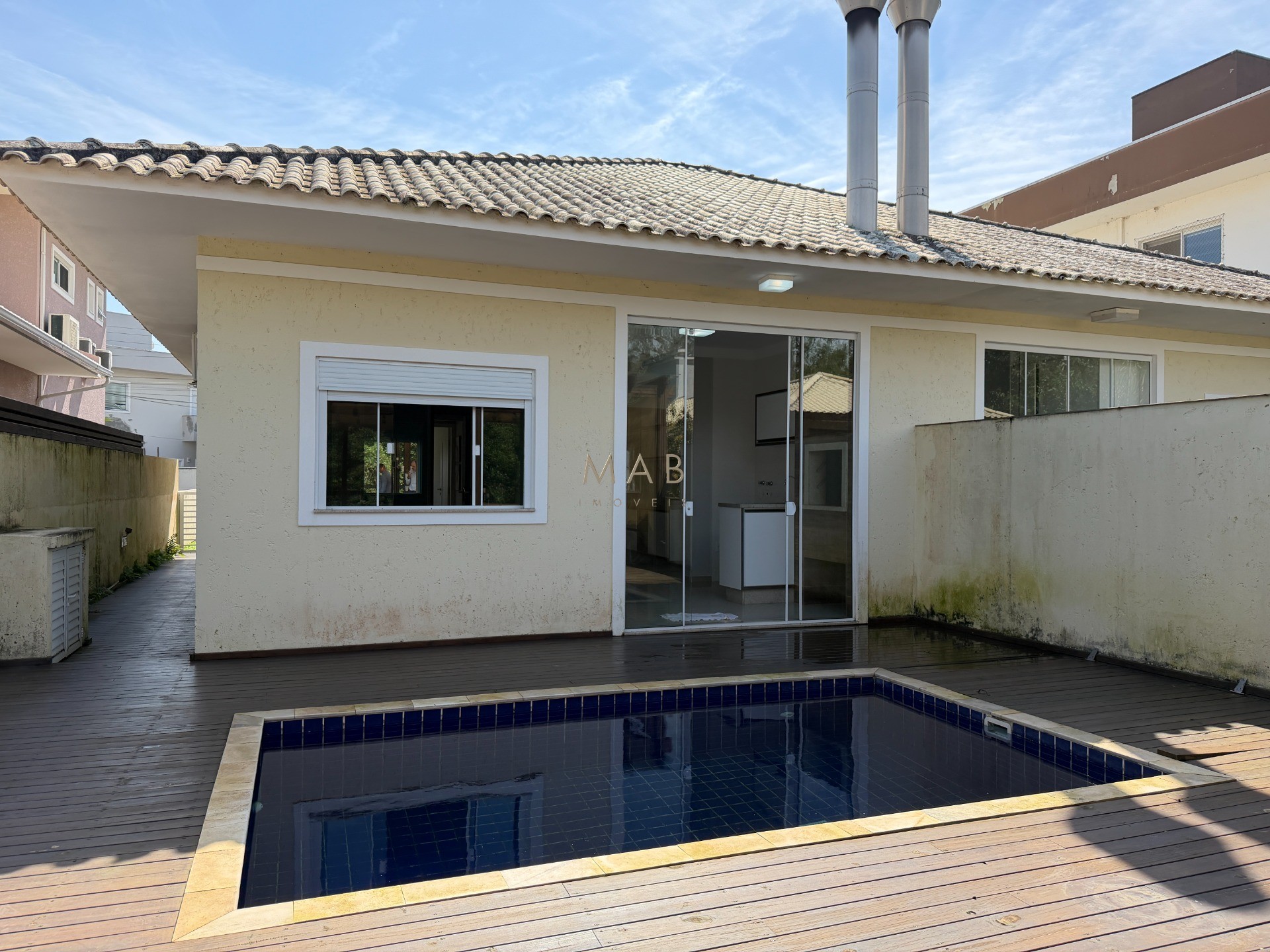 Casa térrea com 2 dormitórios, sendo 1 suíte, piscina privativa, espaço gourmet e 240m² de terreno no Jardim Nova Cachoeira, em Florianópolis.