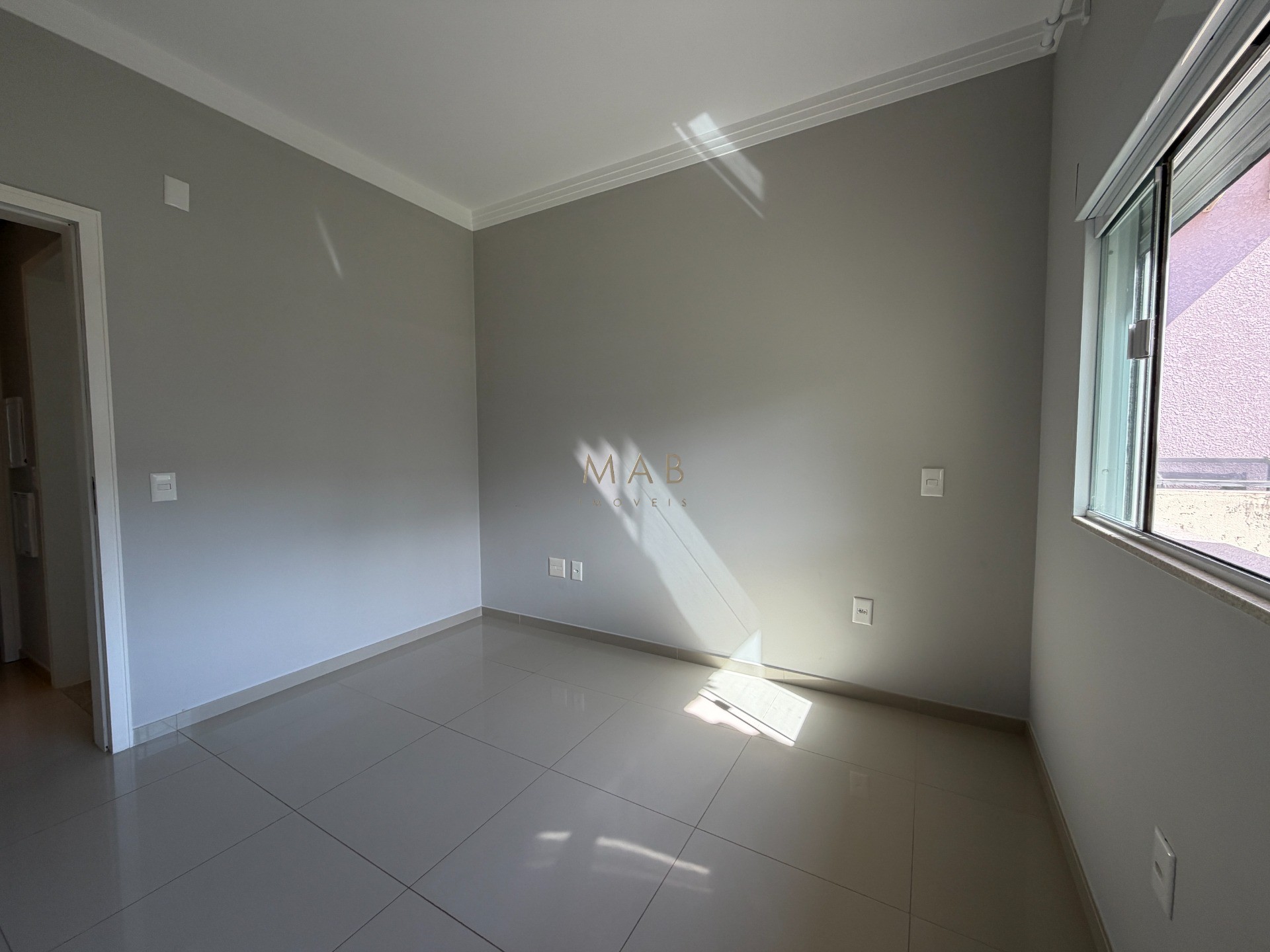 Casa térrea com 2 dormitórios, sendo 1 suíte, piscina privativa, espaço gourmet e 240m² de terreno no Jardim Nova Cachoeira, em Florianópolis.