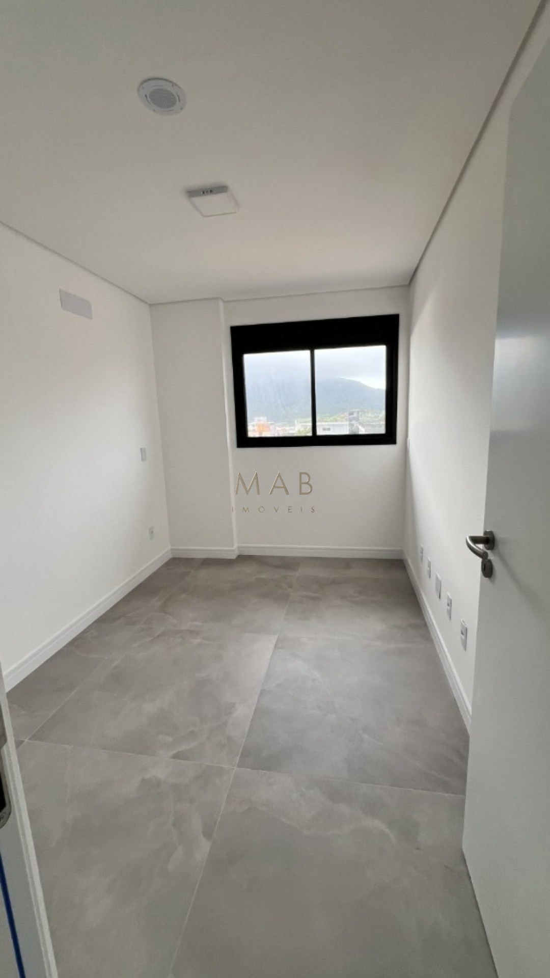 Lindo Apartamento à Venda com VISTA MAR, no Saint Humbert Residence, a 80 metros da Praia dos Ingleses, Florianópolis/SC!