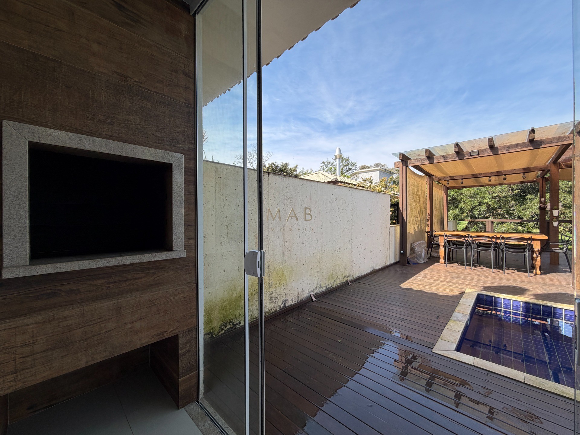 Casa térrea com 2 dormitórios, sendo 1 suíte, piscina privativa, espaço gourmet e 240m² de terreno no Jardim Nova Cachoeira, em Florianópolis.