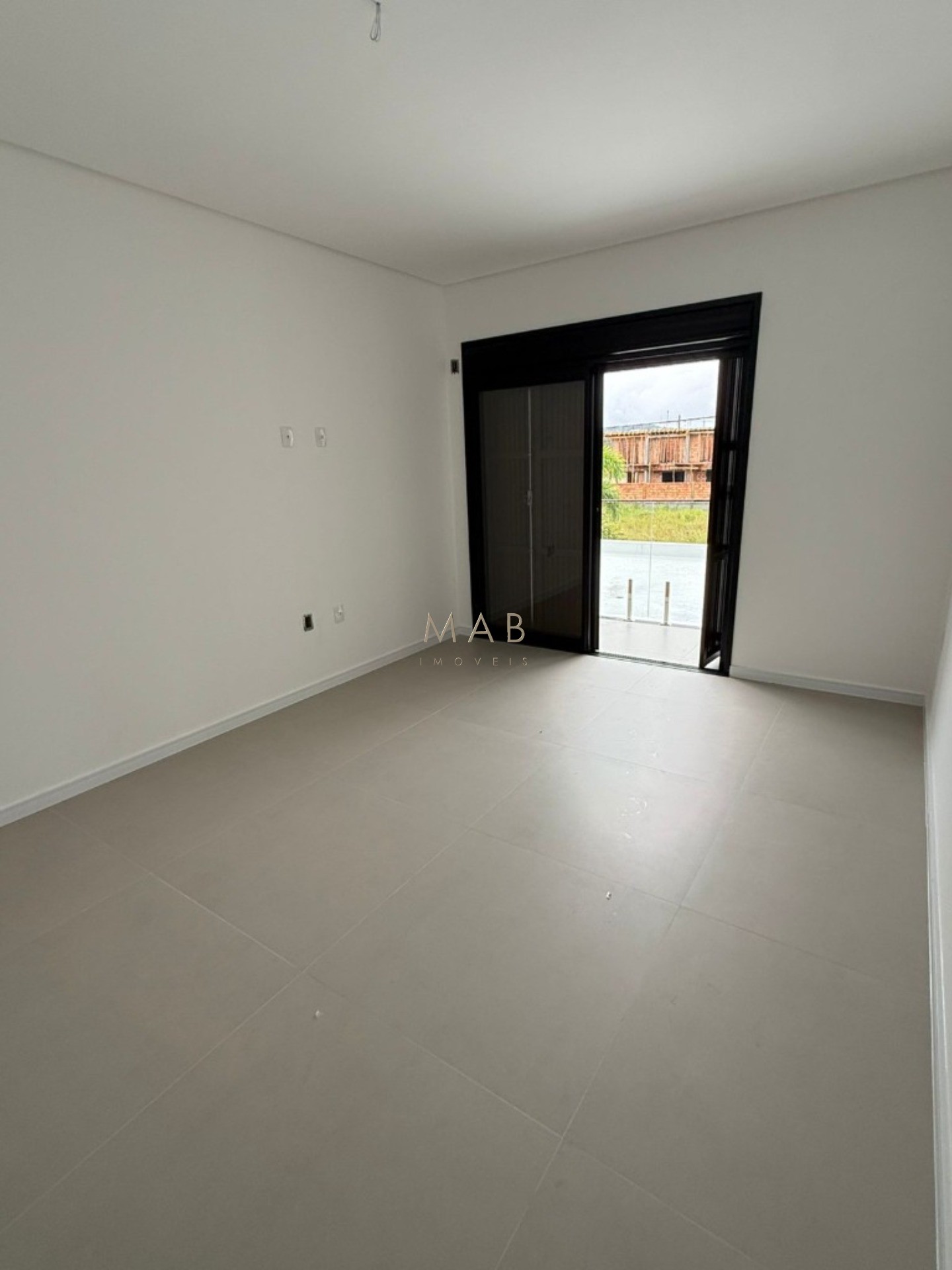 Imperdível oportunidade de adquirir casa em condomínio na cidade de Florianópolis-SC, com 3 quartos, 1 suíte, 2 salas, 2 banheiros, 1 vaga de garagem e 164,00 m² de área.