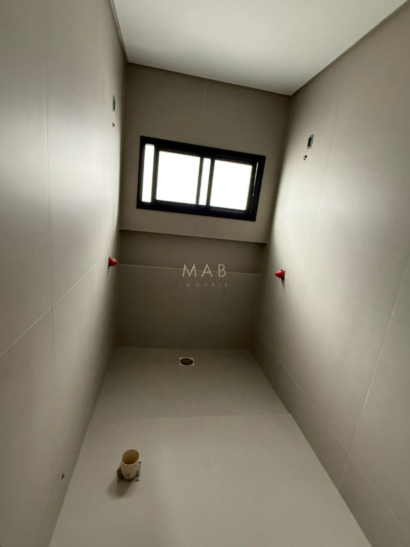 Imperdível oportunidade de adquirir casa em condomínio na cidade de Florianópolis-SC, com 3 quartos, 1 suíte, 2 salas, 2 banheiros, 1 vaga de garagem e 164,00 m² de área.
