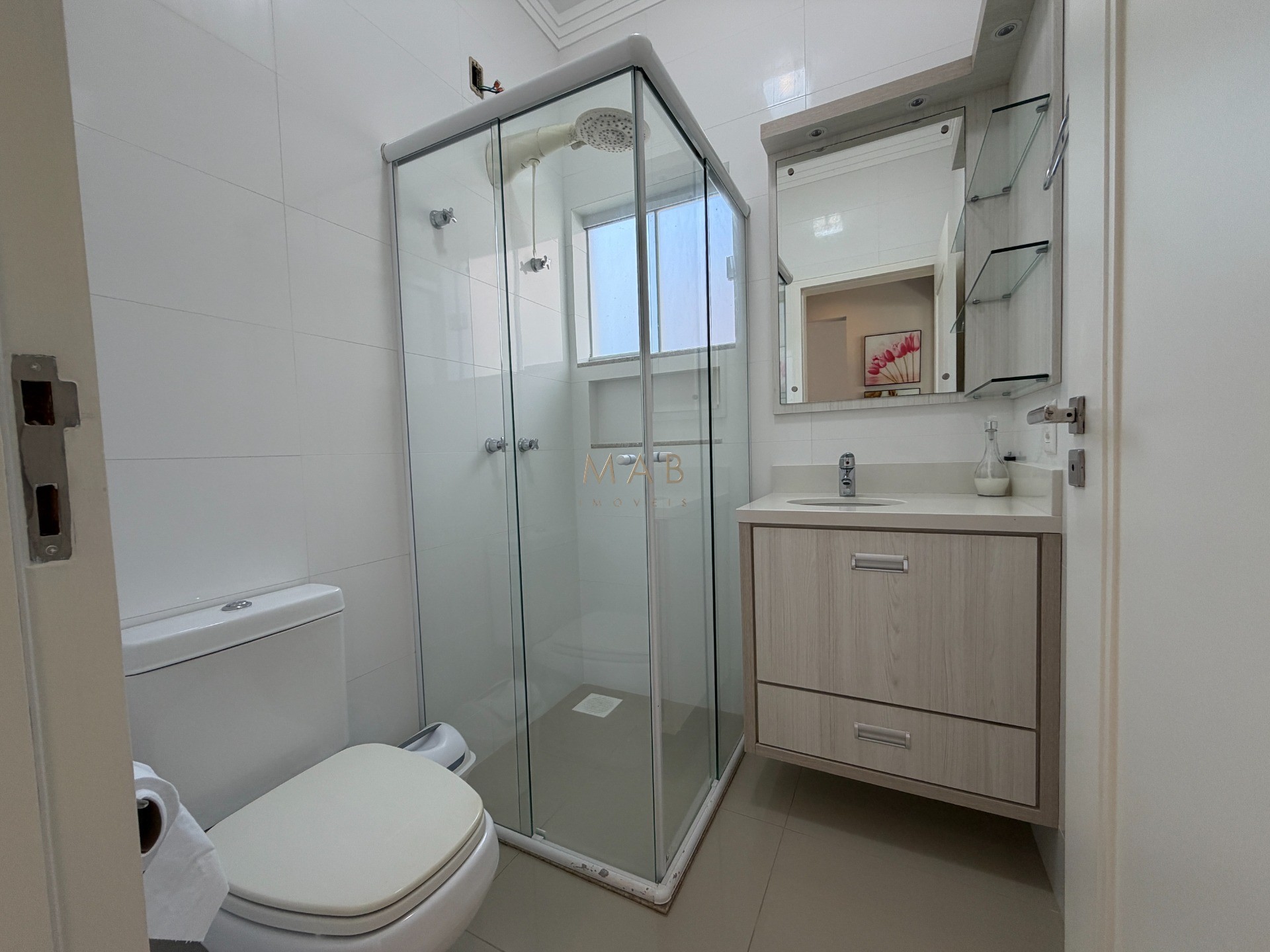 Casa térrea com 2 dormitórios, sendo 1 suíte, piscina privativa, espaço gourmet e 240m² de terreno no Jardim Nova Cachoeira, em Florianópolis.