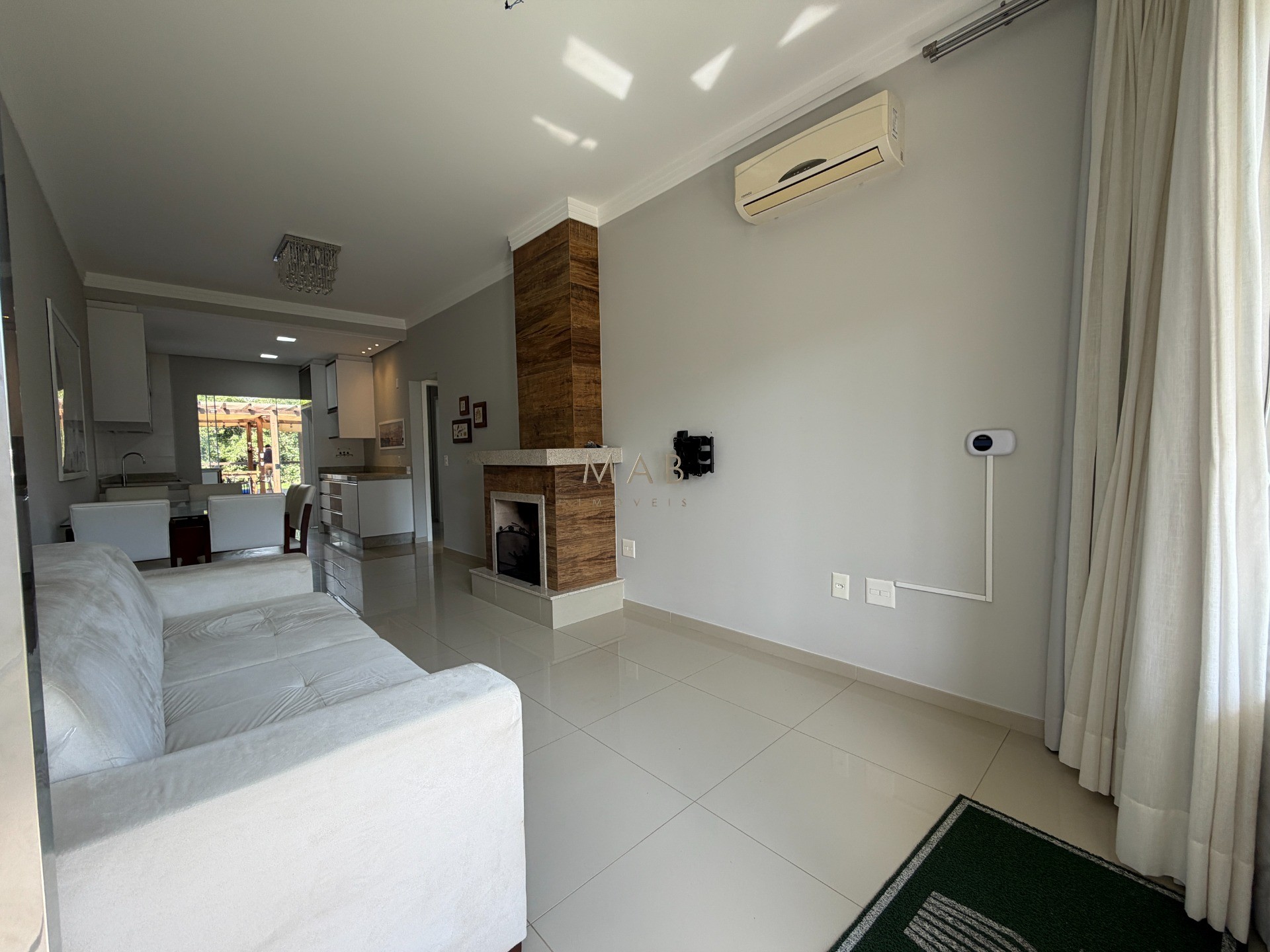 Casa térrea com 2 dormitórios, sendo 1 suíte, piscina privativa, espaço gourmet e 240m² de terreno no Jardim Nova Cachoeira, em Florianópolis.