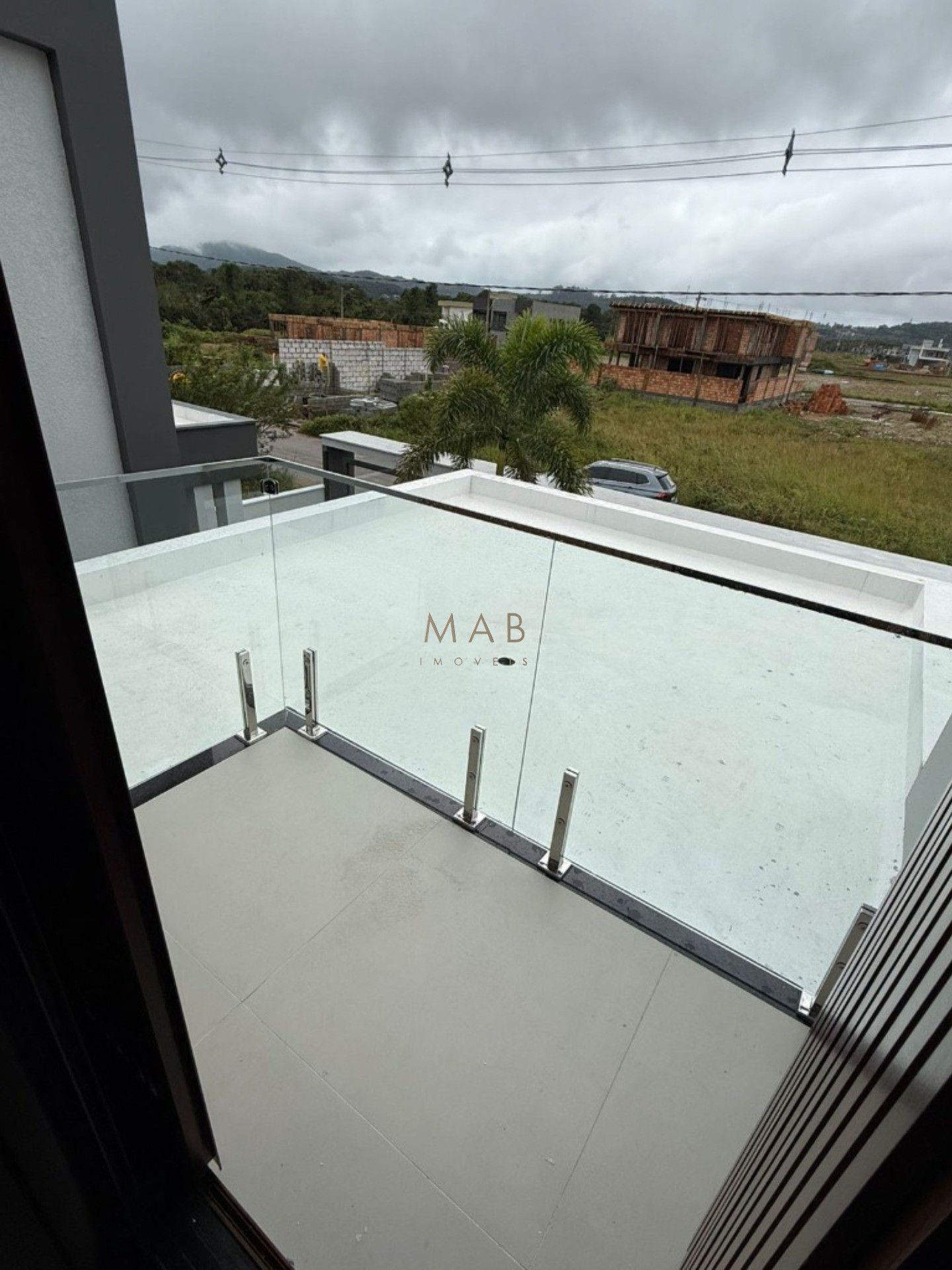 Imperdível oportunidade de adquirir casa em condomínio na cidade de Florianópolis-SC, com 3 quartos, 1 suíte, 2 salas, 2 banheiros, 1 vaga de garagem e 164,00 m² de área.