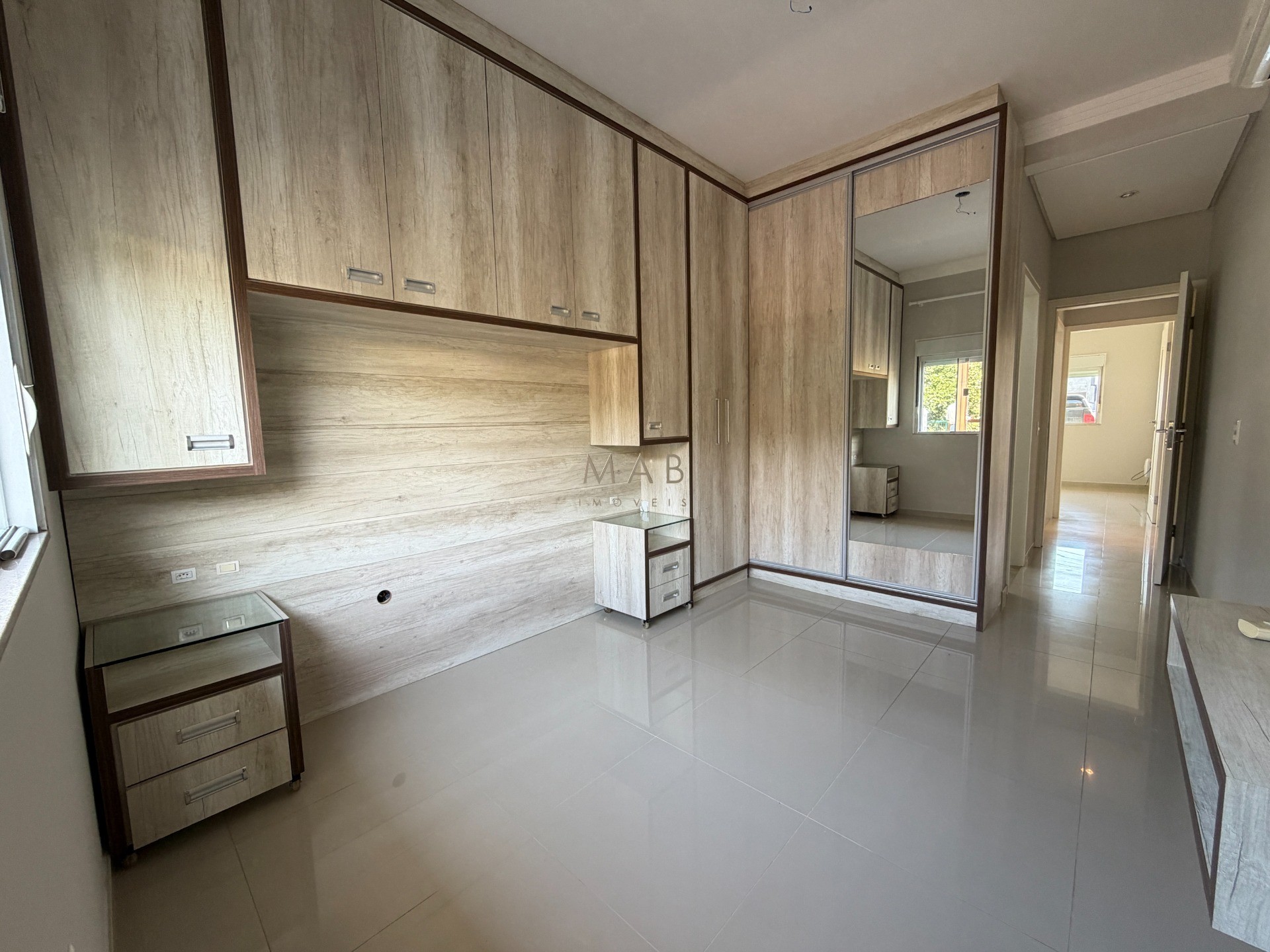 Casa térrea com 2 dormitórios, sendo 1 suíte, piscina privativa, espaço gourmet e 240m² de terreno no Jardim Nova Cachoeira, em Florianópolis.