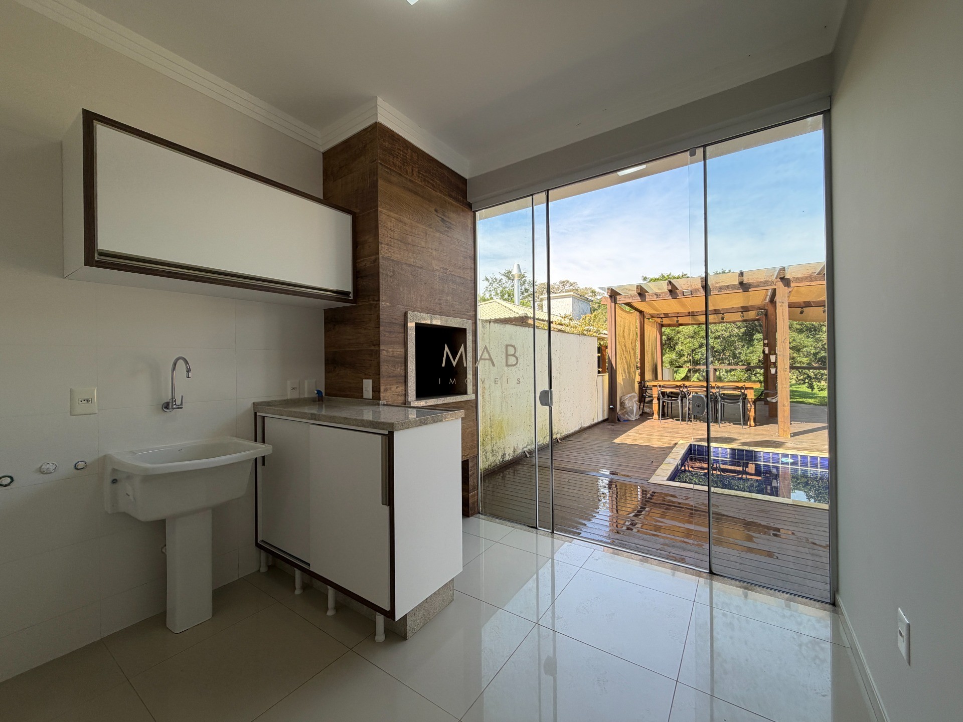 Casa térrea com 2 dormitórios, sendo 1 suíte, piscina privativa, espaço gourmet e 240m² de terreno no Jardim Nova Cachoeira, em Florianópolis.