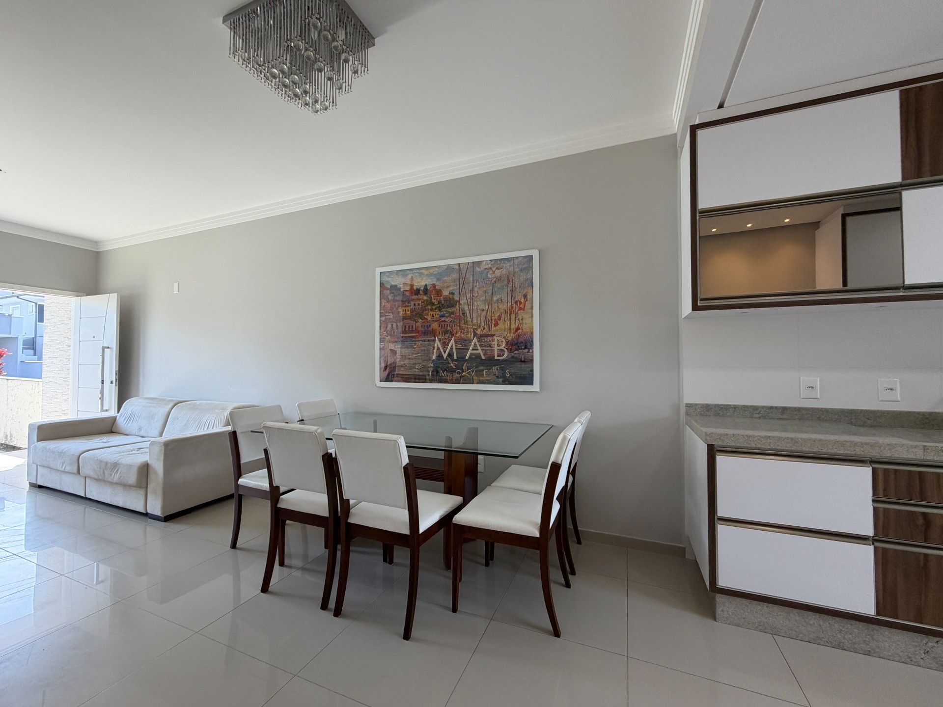 Casa térrea com 2 dormitórios, sendo 1 suíte, piscina privativa, espaço gourmet e 240m² de terreno no Jardim Nova Cachoeira, em Florianópolis.