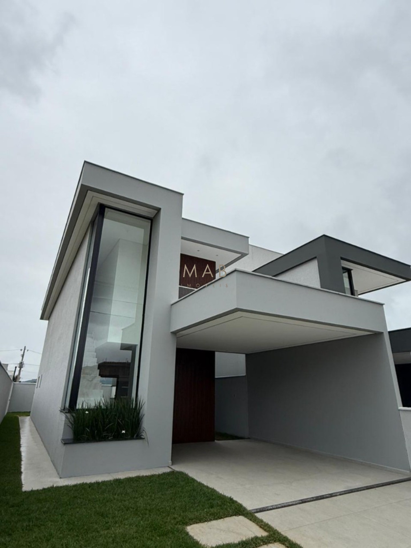 Imperdível oportunidade de adquirir casa em condomínio na cidade de Florianópolis-SC, com 3 quartos, 1 suíte, 2 salas, 2 banheiros, 1 vaga de garagem e 164,00 m² de área.