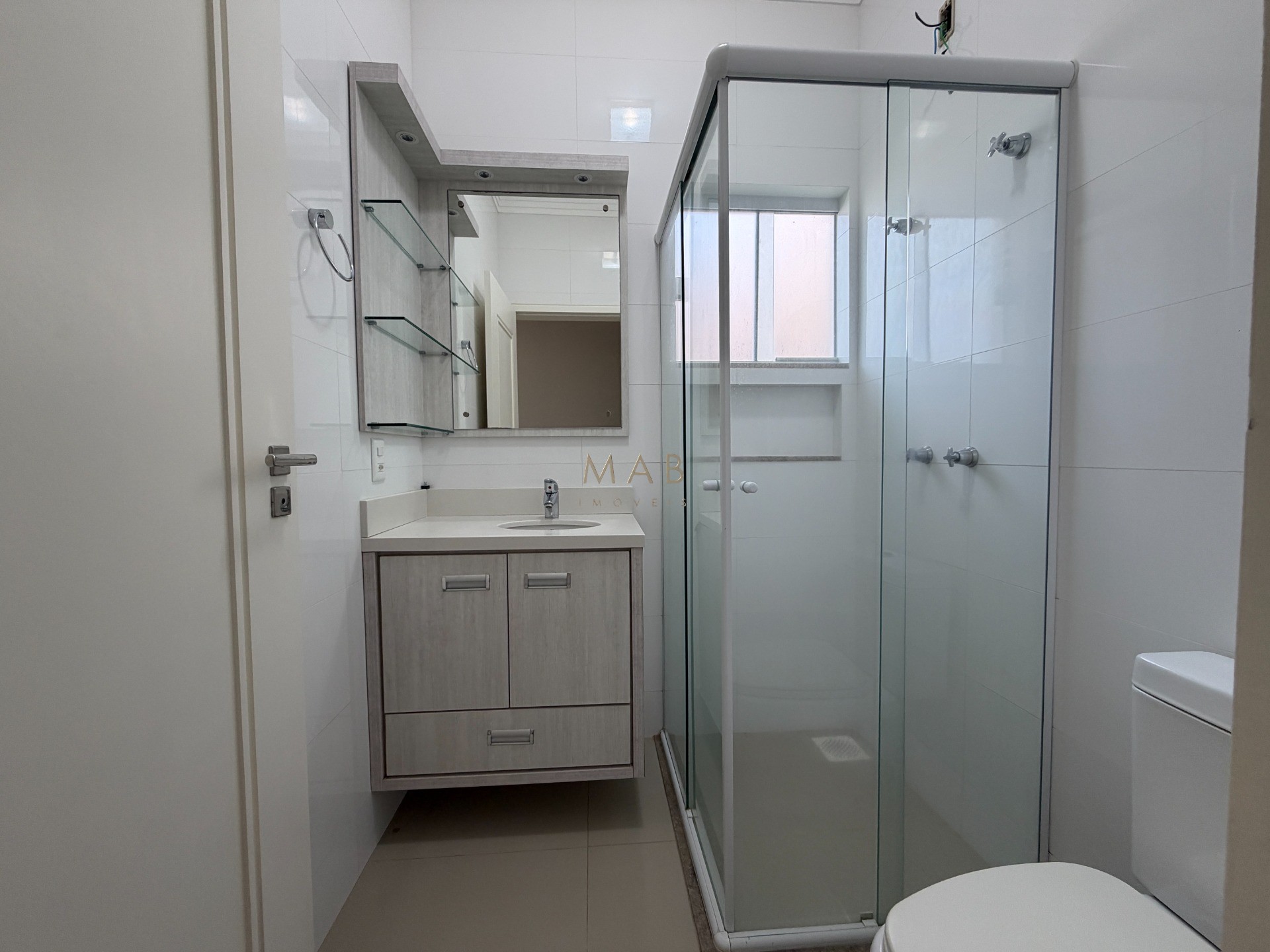 Casa térrea com 2 dormitórios, sendo 1 suíte, piscina privativa, espaço gourmet e 240m² de terreno no Jardim Nova Cachoeira, em Florianópolis.