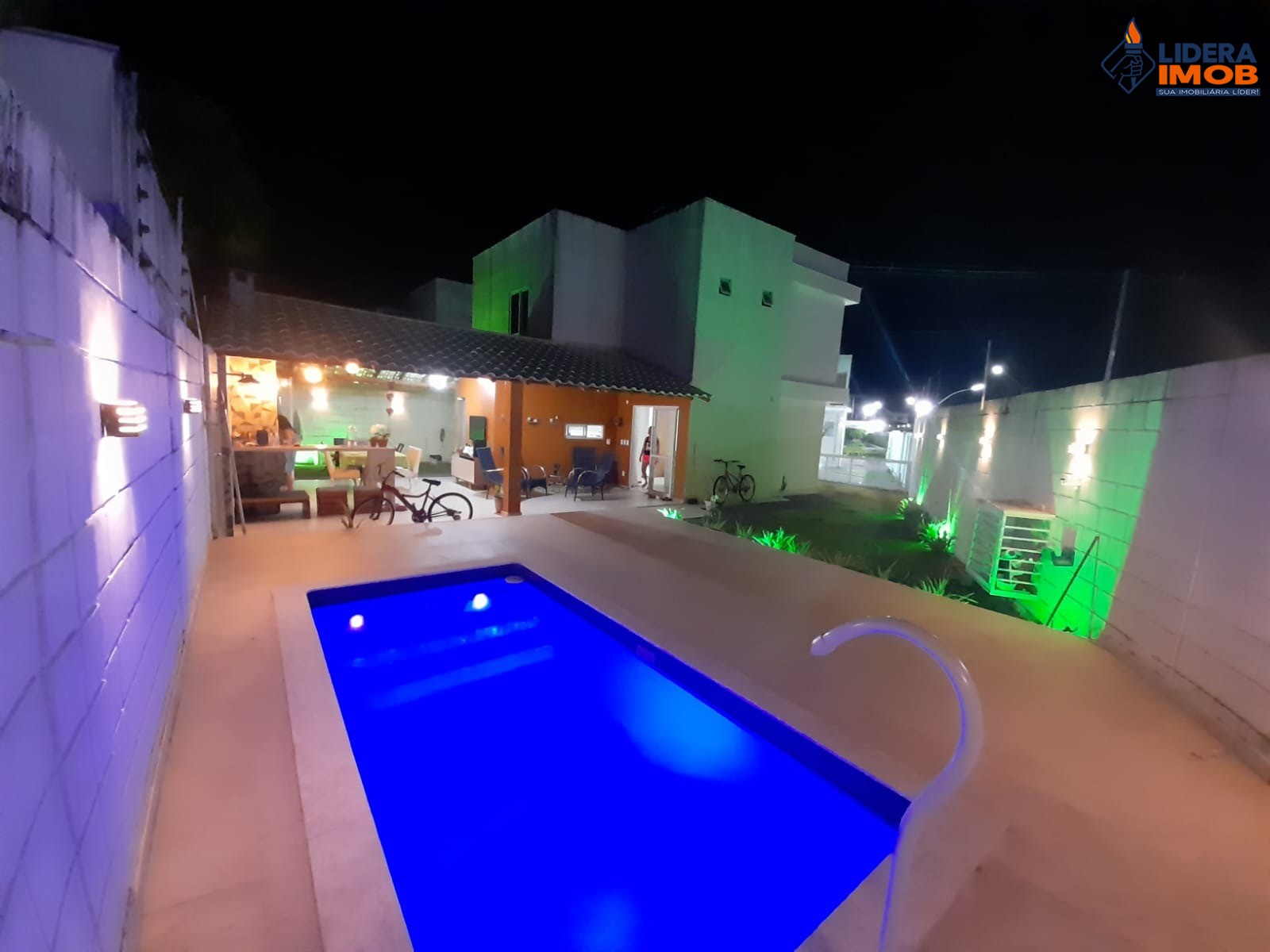 Casa, 4 quartos, 215 m² - Foto 1