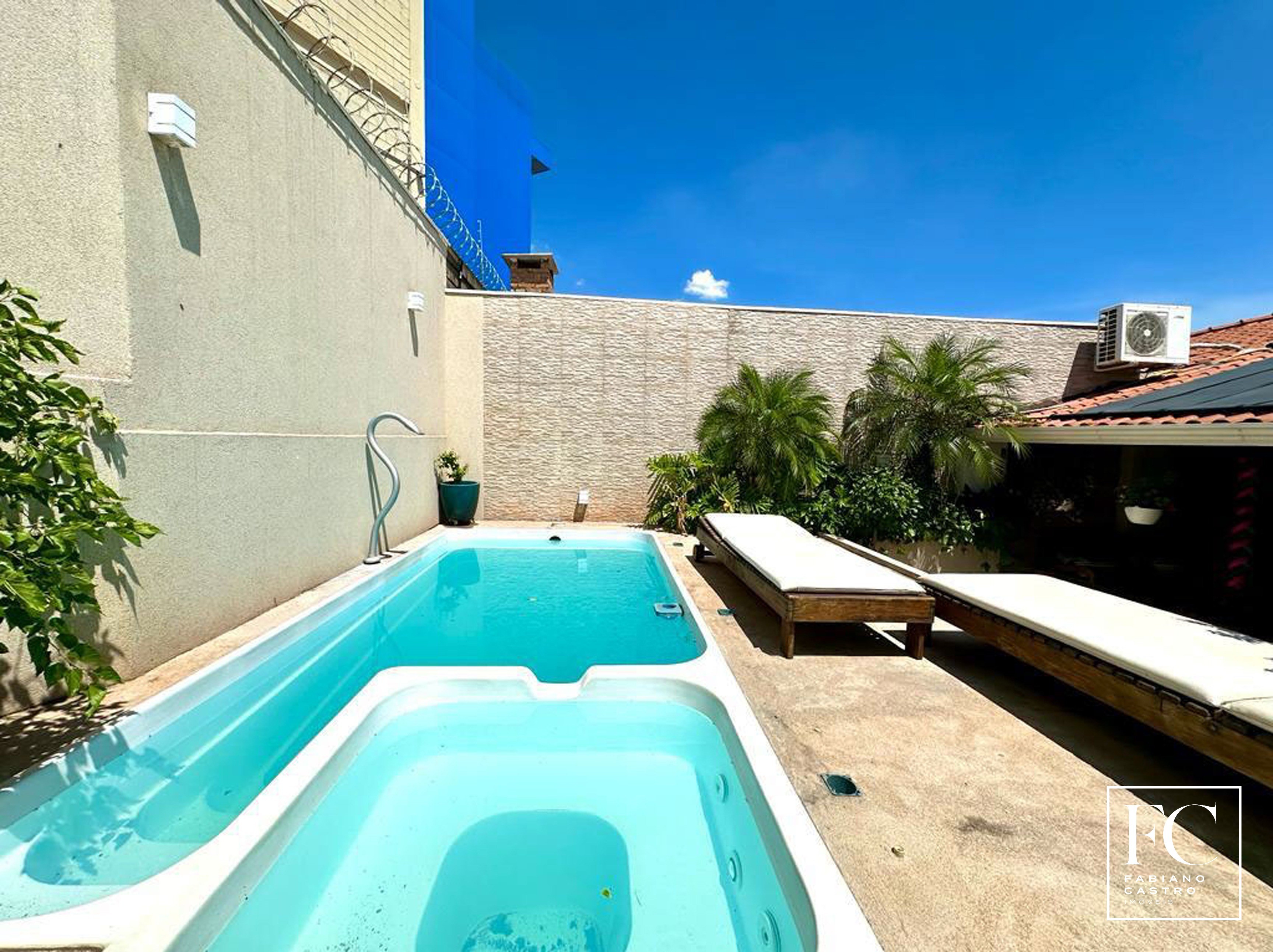 Casa de Condomínio com 3 quartos à venda — foto 1 de 24