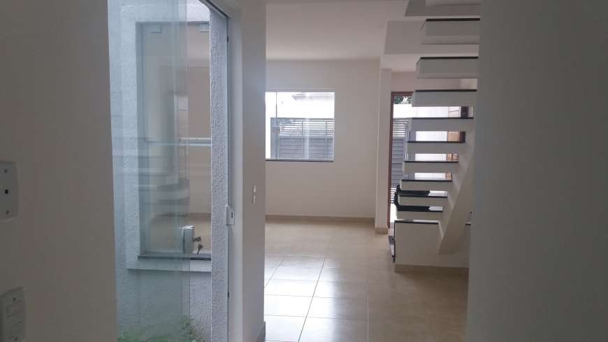 Casa à venda com 3 quartos, 125m² - Foto 1