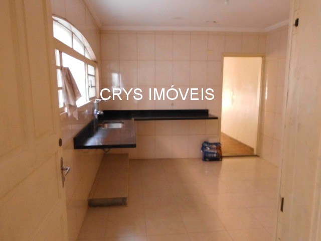 Casa à venda com 3 quartos, 200m² - Foto 2