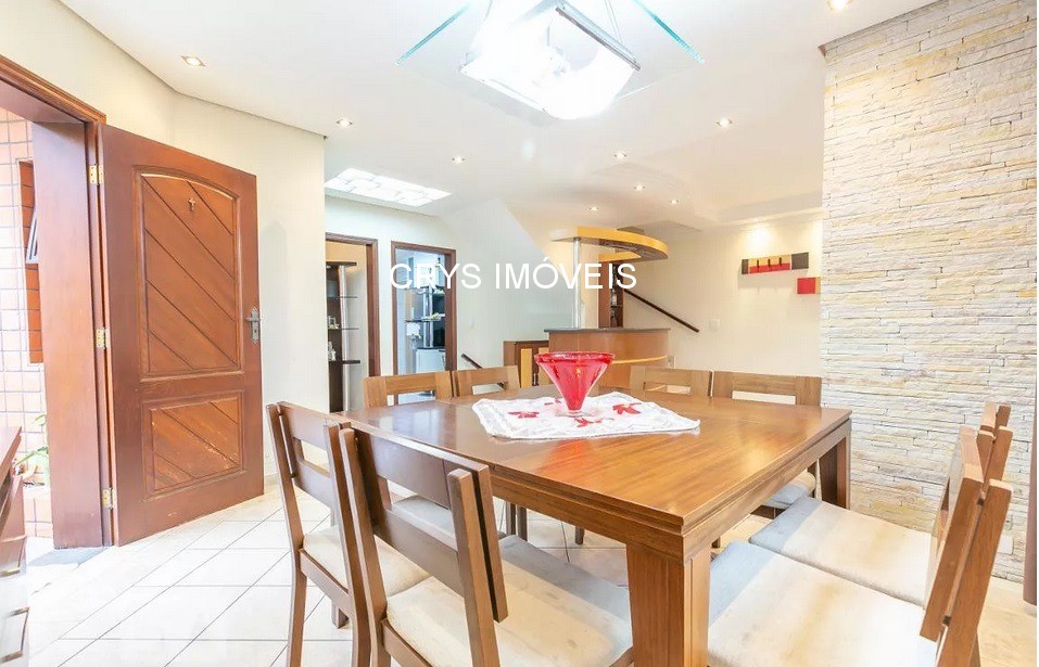 Casa à venda com 3 quartos, 241m² - Foto 1