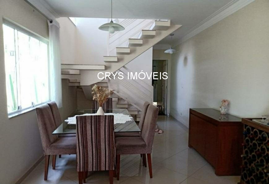 Casa à venda com 3 quartos, 210m² - Foto 2