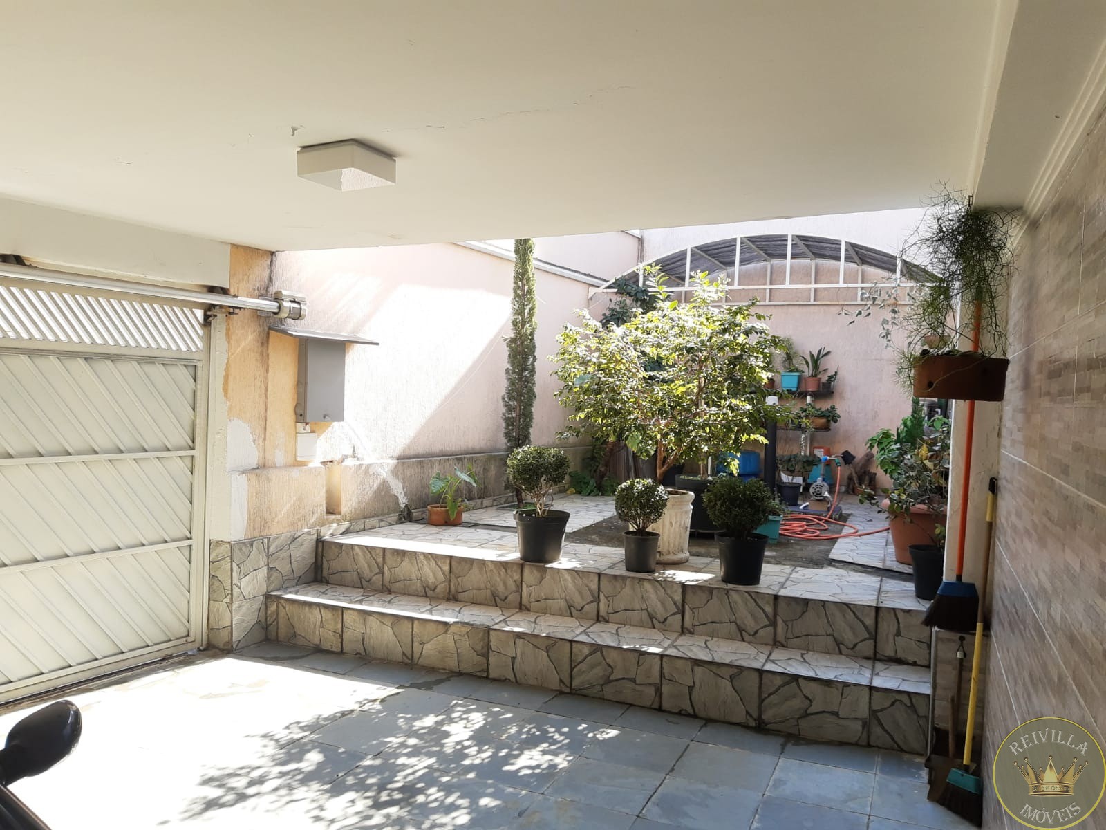 Excelente casa para venda com entradas pelas ruas da frente 