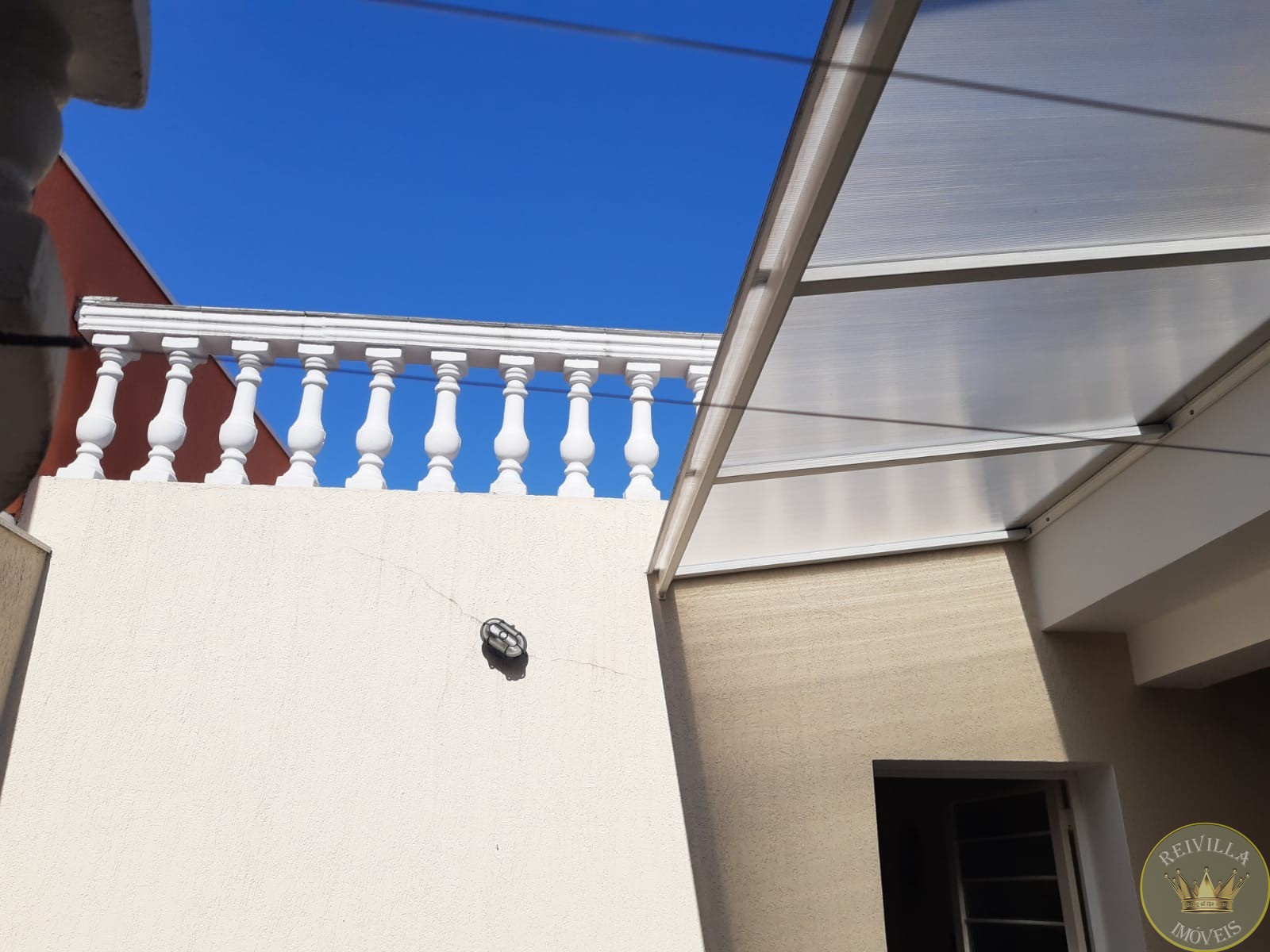 Excelente casa para venda com entradas pelas ruas da frente 