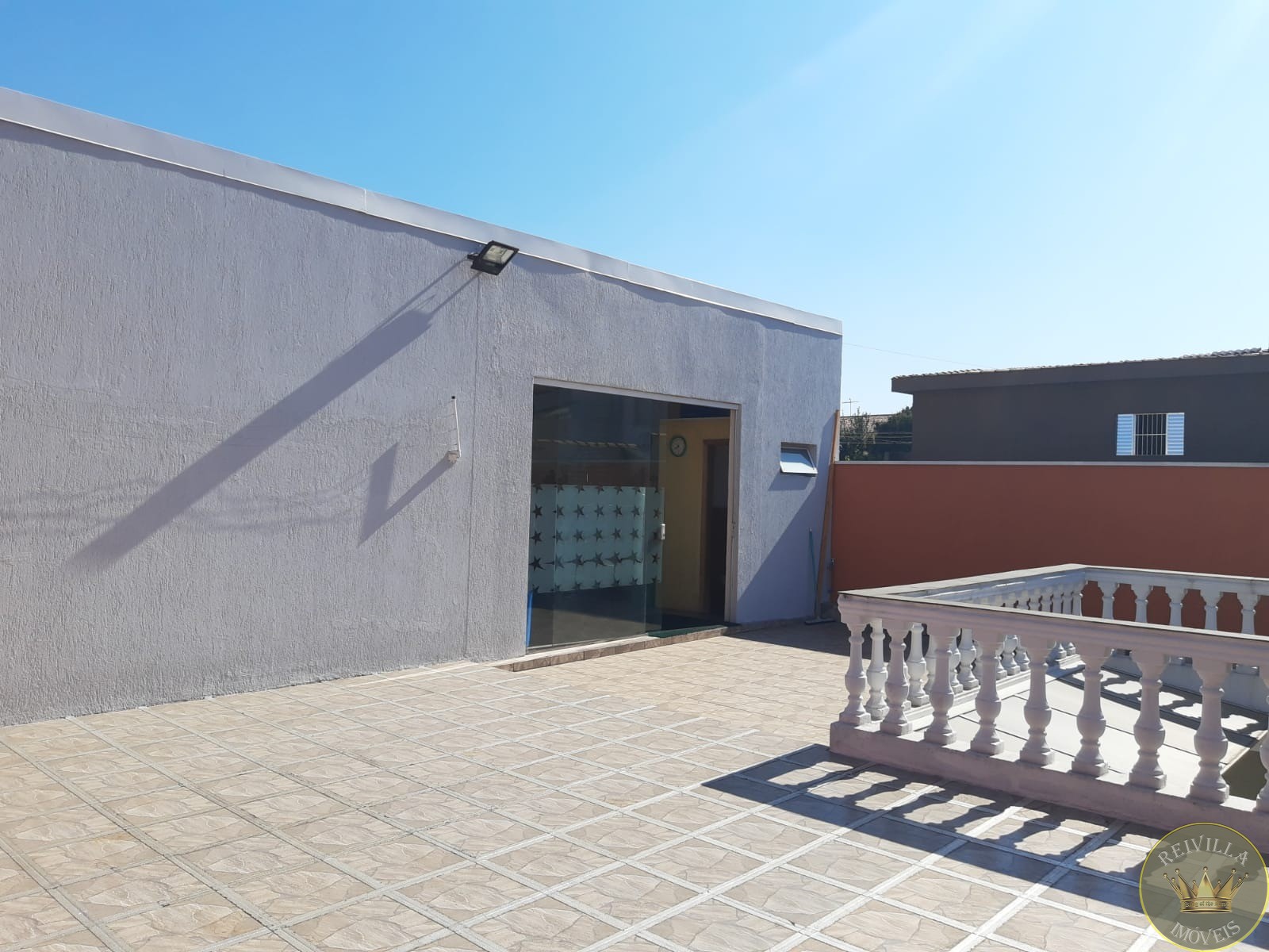 Excelente casa para venda com entradas pelas ruas da frente 