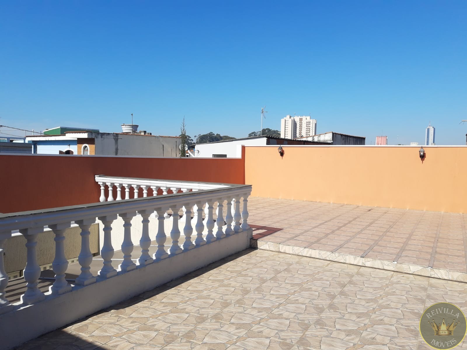 Excelente casa para venda com entradas pelas ruas da frente 