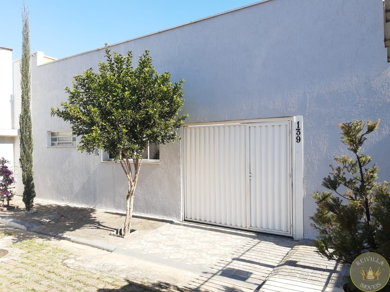 Excelente casa para venda com entradas pelas ruas da frente 