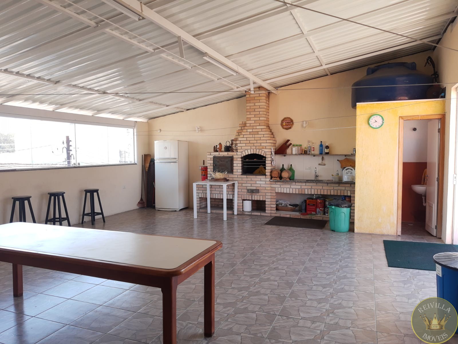 Excelente casa para venda com entradas pelas ruas da frente 