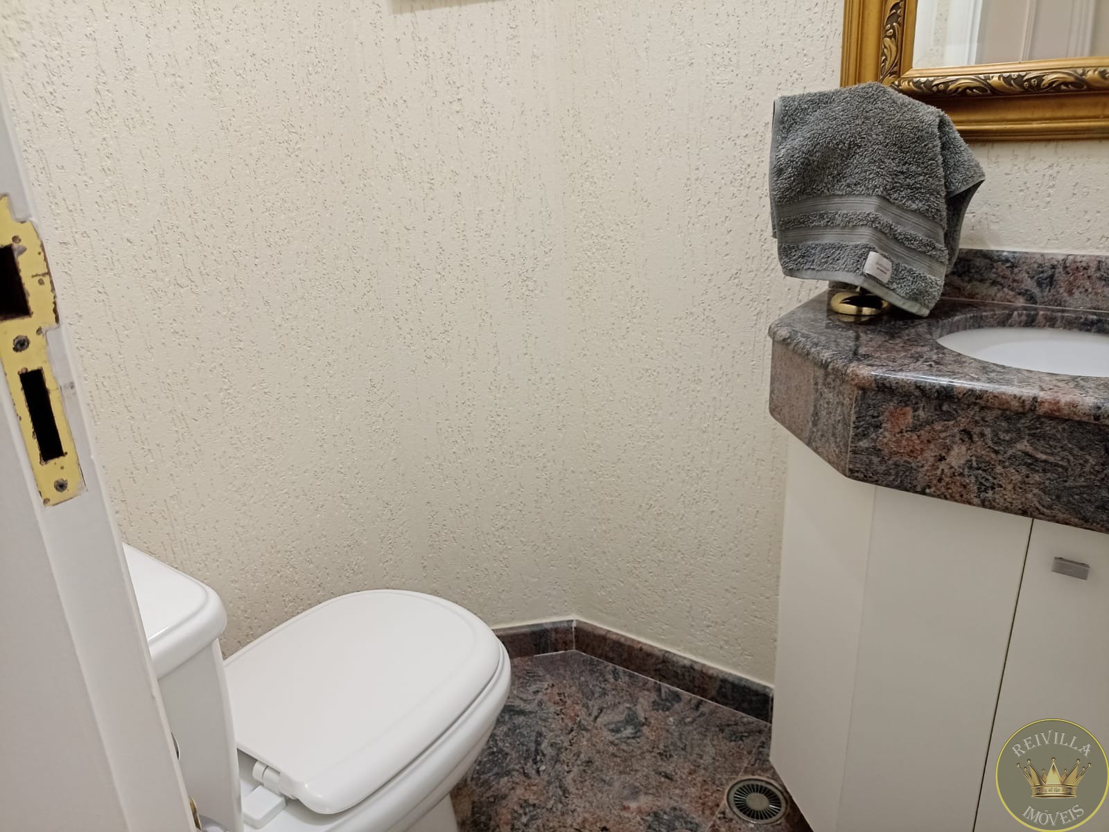 Excelente sobrado em condomínio fechado alto padrão ,com 220 m²