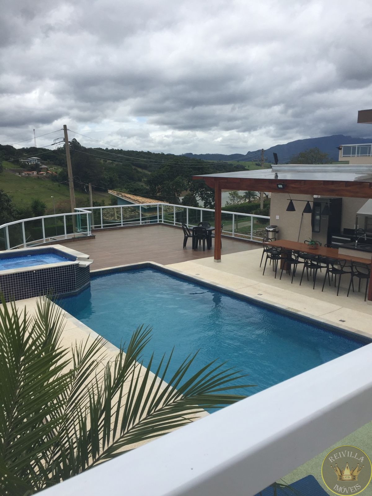Casa condomínio fechado em piracaia com 420 mts de área cons