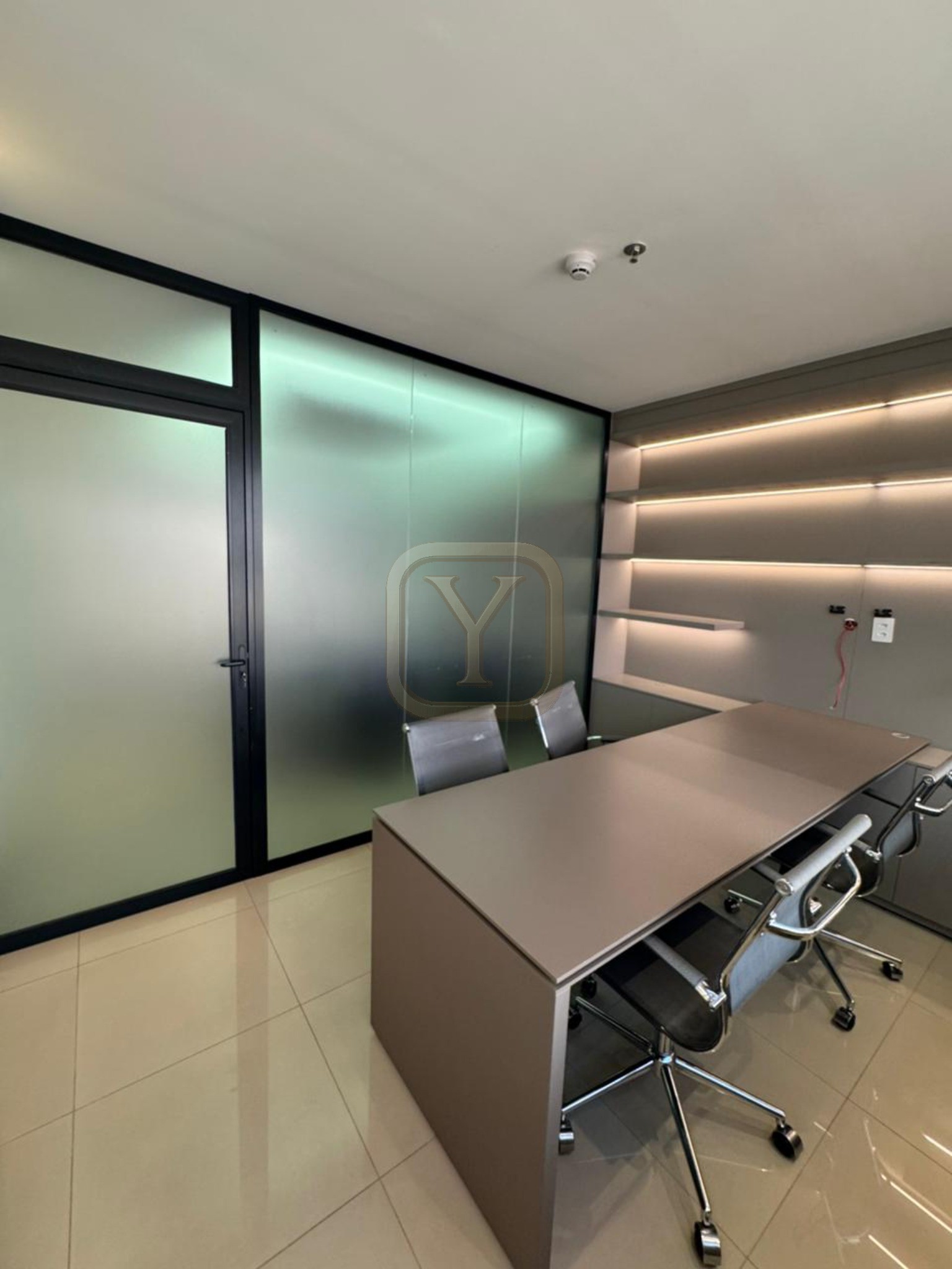 Sala Comercial Mobiliada no Edificio Advanced Business - Av. Miguel Sutil - Próximo ao Shopping Est