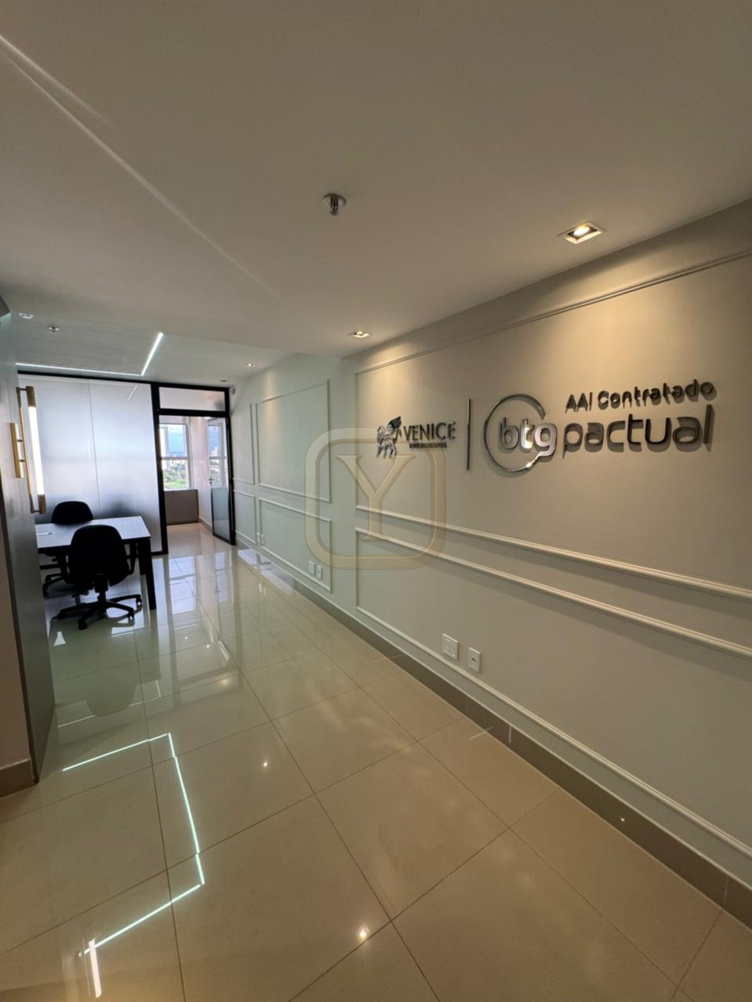 Sala Comercial Mobiliada no Edificio Advanced Business - Av. Miguel Sutil - Próximo ao Shopping Est