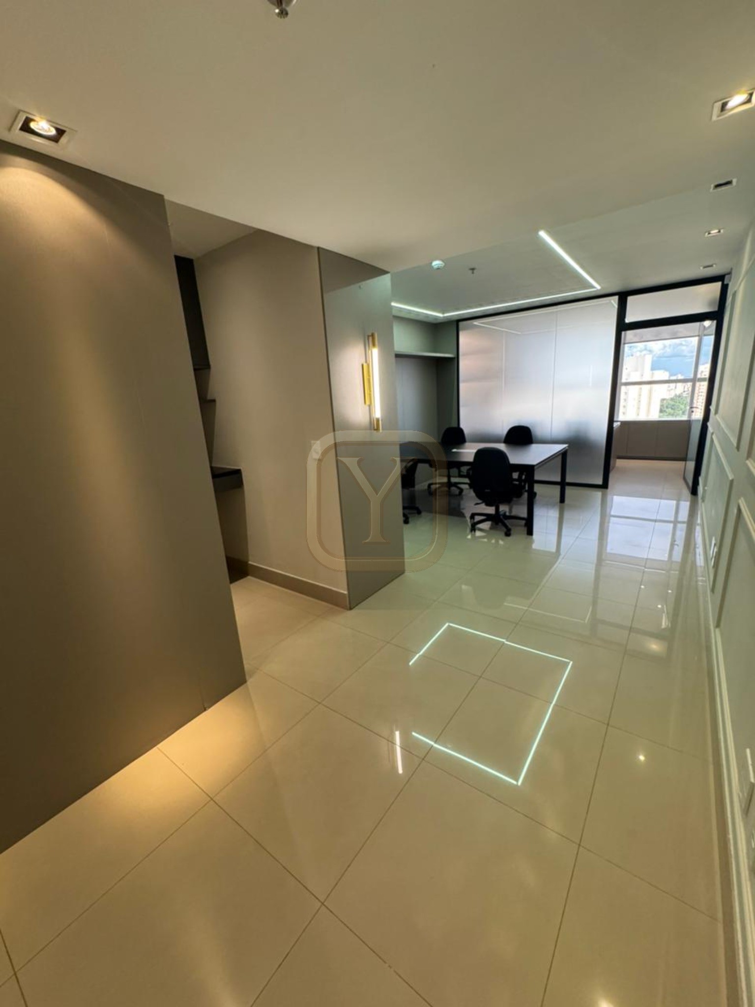 Sala Comercial Mobiliada no Edificio Advanced Business - Av. Miguel Sutil - Próximo ao Shopping Est