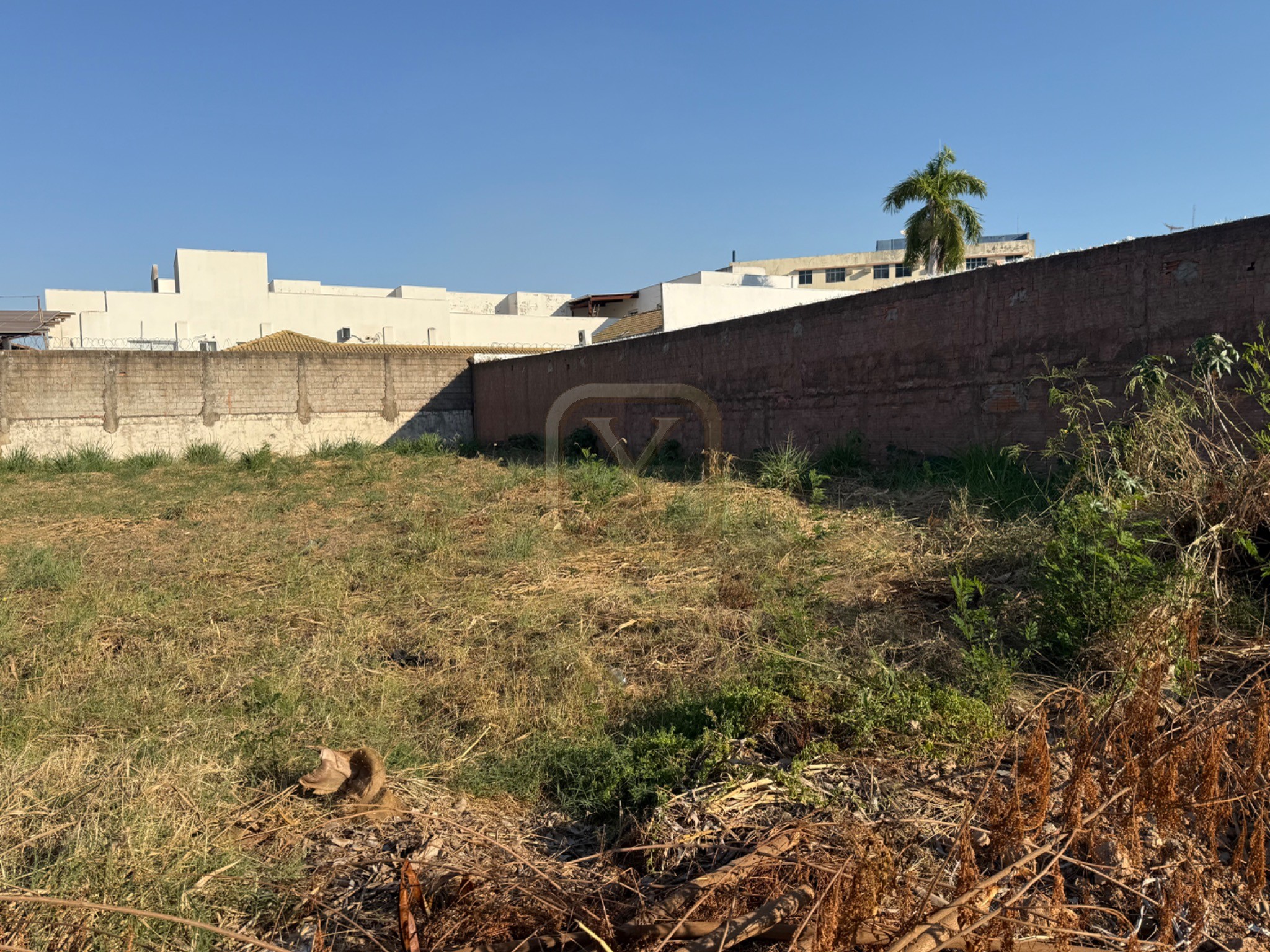 Terreno Comercial de 420m² em Jardim Cuiabá, Cuiabá-MT: Oportunidade Única!