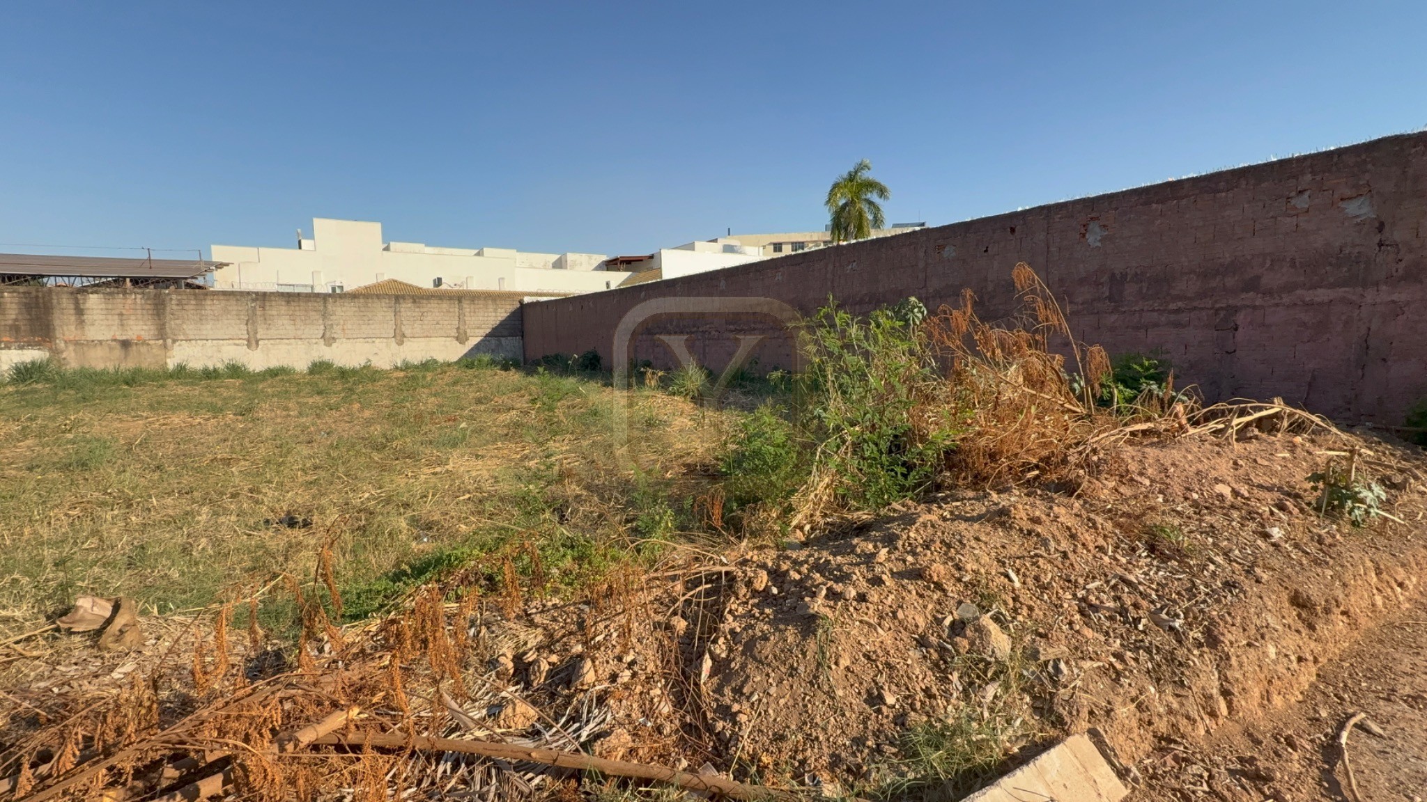 Terreno Comercial de 420m² em Jardim Cuiabá, Cuiabá-MT: Oportunidade Única!