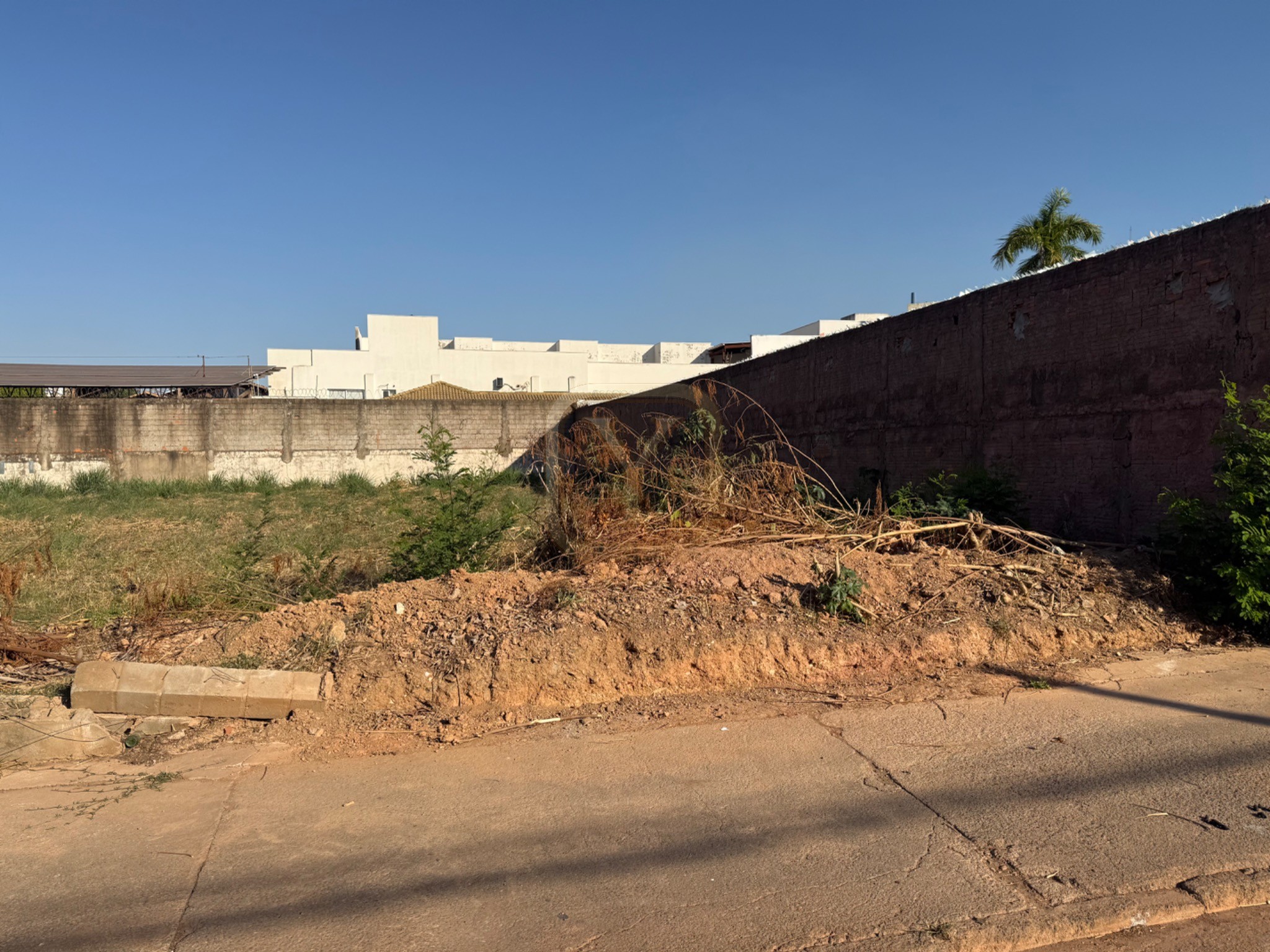 Terreno Comercial de 420m² em Jardim Cuiabá, Cuiabá-MT: Oportunidade Única!