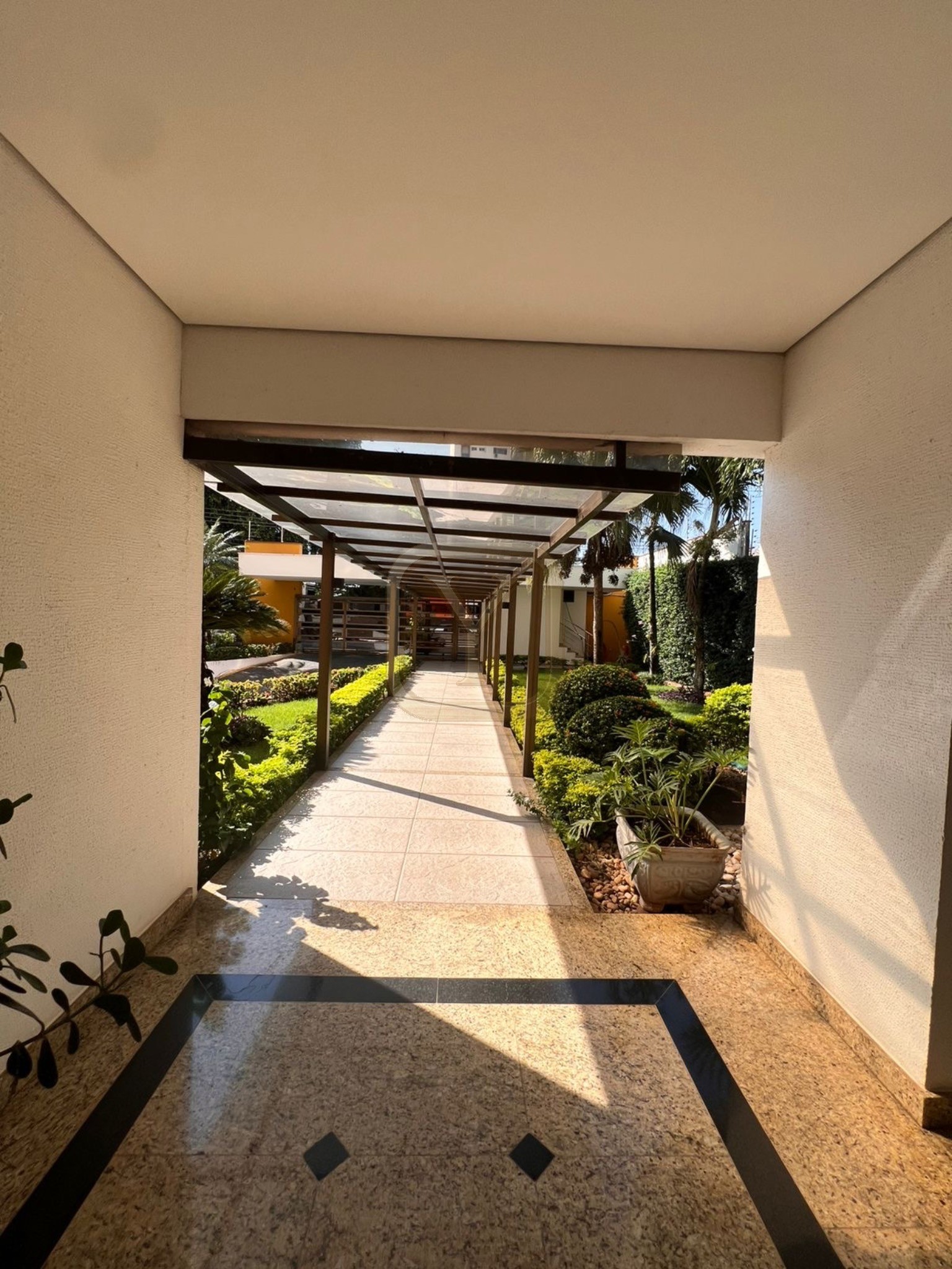 Apartamento de luxo à venda em Cuiabá-MT, no bairro Quilombo: 4 quartos, 4 suítes, 3 salas, 4 vag