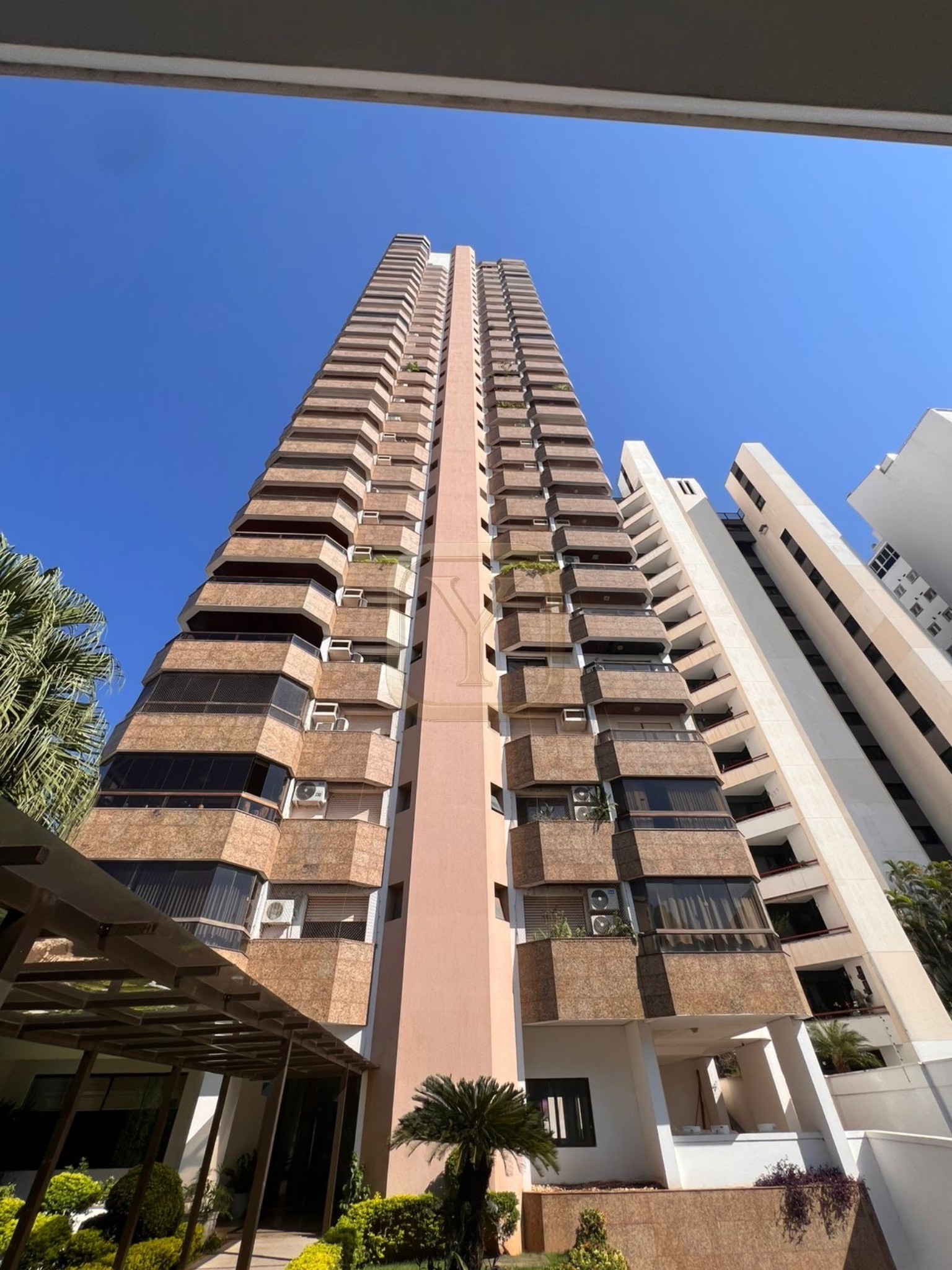 Apartamento de luxo à venda em Cuiabá-MT, no bairro Quilombo: 4 quartos, 4 suítes, 3 salas, 4 vag