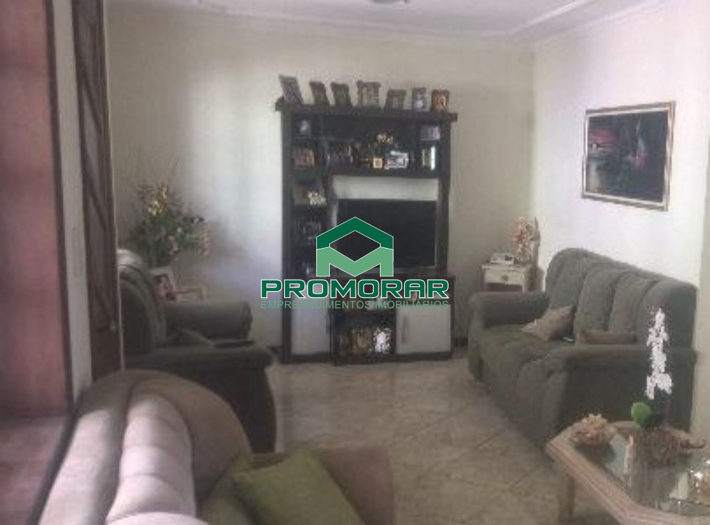 Casa à venda no Jardim Pérola, com 3 quartos, suíte e quintal, 3 vagas, em Contagem, MG