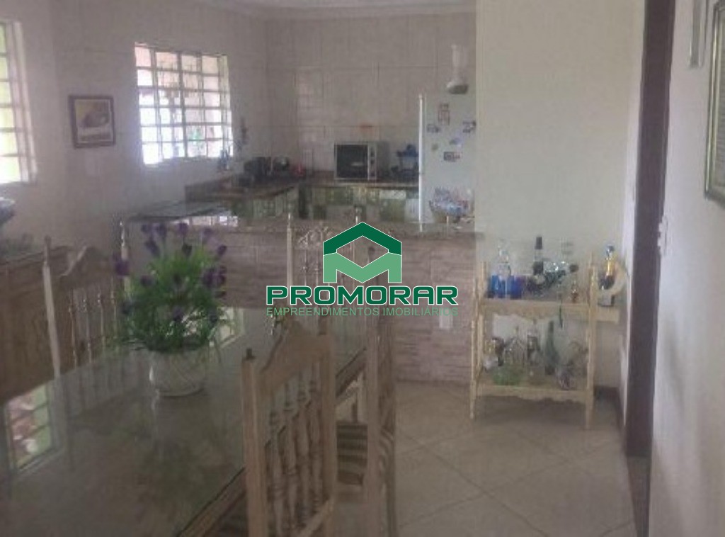 Casa à venda no Jardim Pérola, com 3 quartos, suíte e quintal, 3 vagas, em Contagem, MG