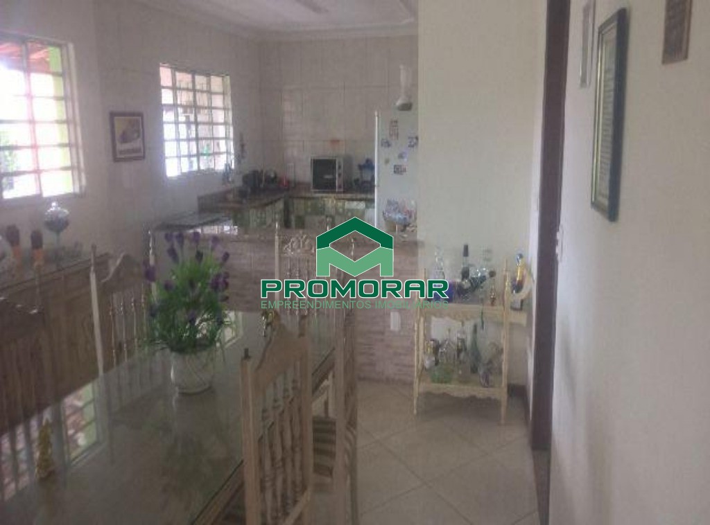 Casa à venda no Jardim Pérola, com 3 quartos, suíte e quintal, 3 vagas, em Contagem, MG
