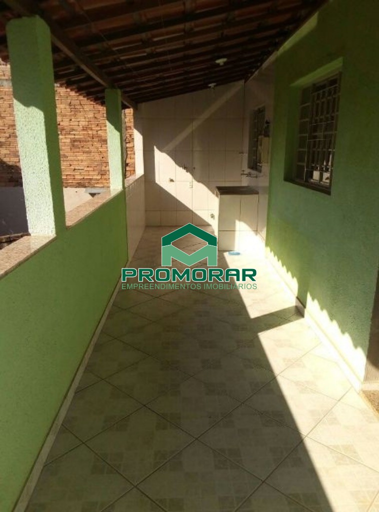 Casa à venda no Jardim Pérola, com 3 quartos, suíte e quintal, 3 vagas, em Contagem, MG