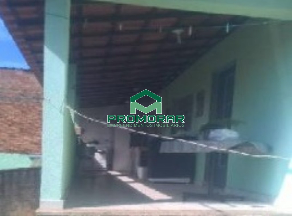 Casa à venda no Jardim Pérola, com 3 quartos, suíte e quintal, 3 vagas, em Contagem, MG