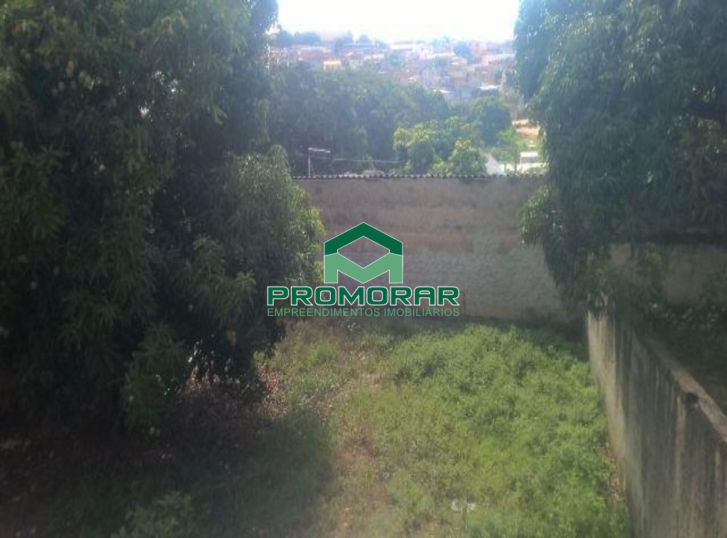 Casa à venda no Jardim Pérola, com 3 quartos, suíte e quintal, 3 vagas, em Contagem, MG