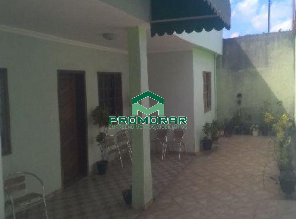 Casa à venda no Jardim Pérola, com 3 quartos, suíte e quintal, 3 vagas, em Contagem, MG