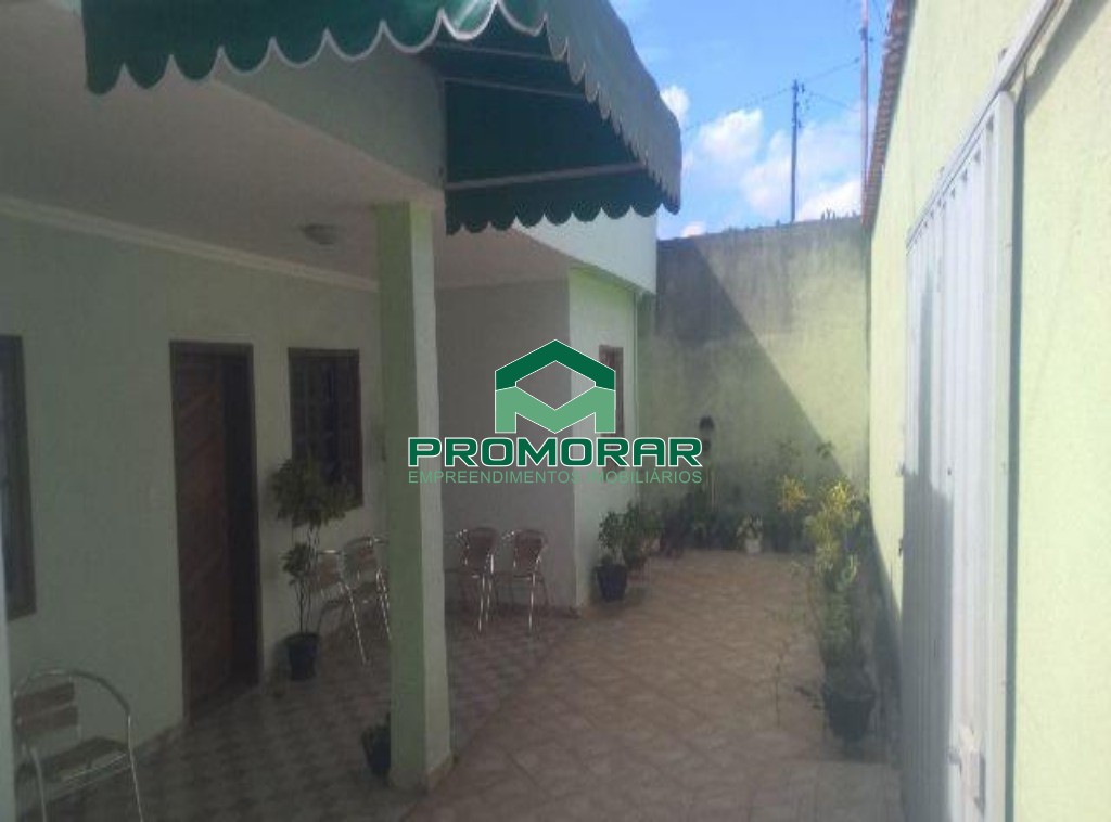 Casa à venda no Jardim Pérola, com 3 quartos, suíte e quintal, 3 vagas, em Contagem, MG