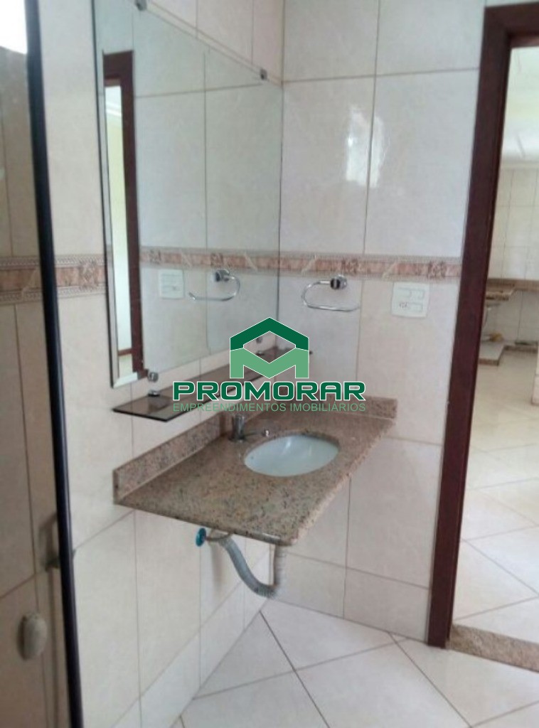 Casa à venda no Jardim Pérola, com 3 quartos, suíte e quintal, 3 vagas, em Contagem, MG