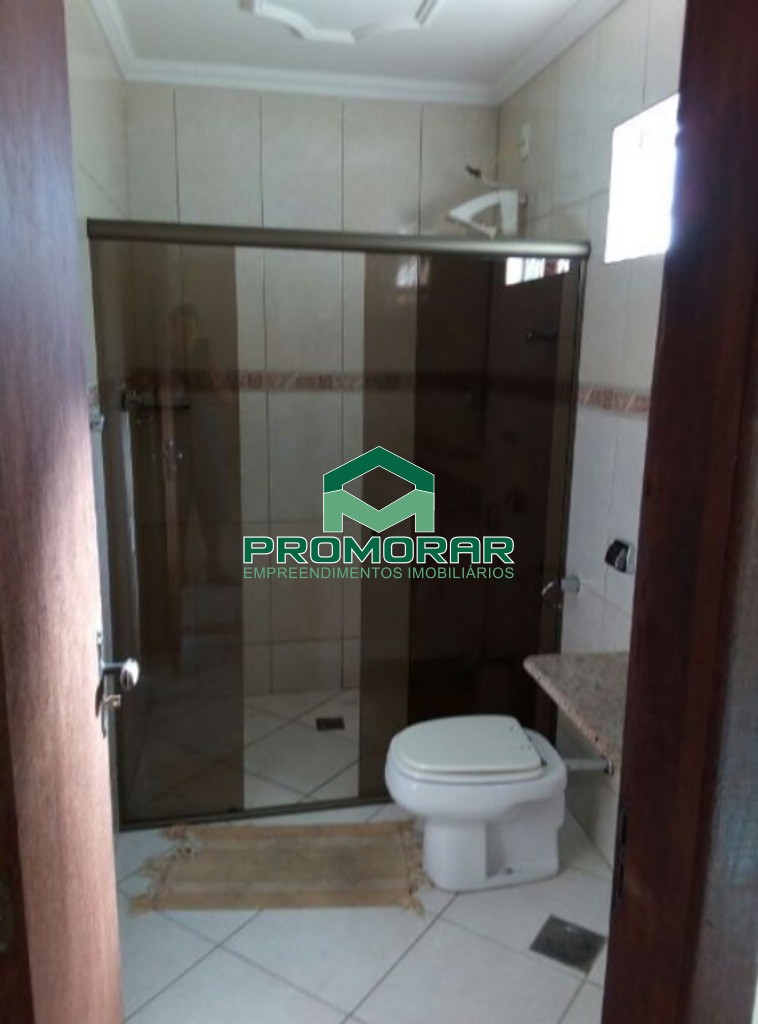 Casa à venda no Jardim Pérola, com 3 quartos, suíte e quintal, 3 vagas, em Contagem, MG