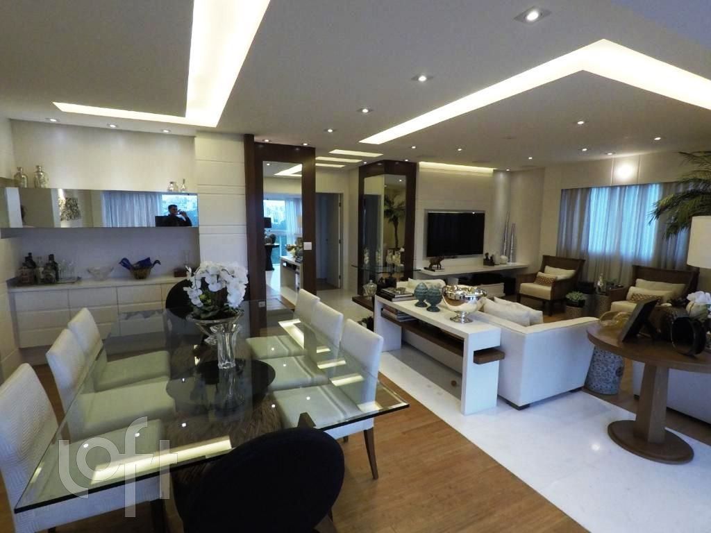 Apartamento à venda com 4 quartos, 234m² - Foto 1