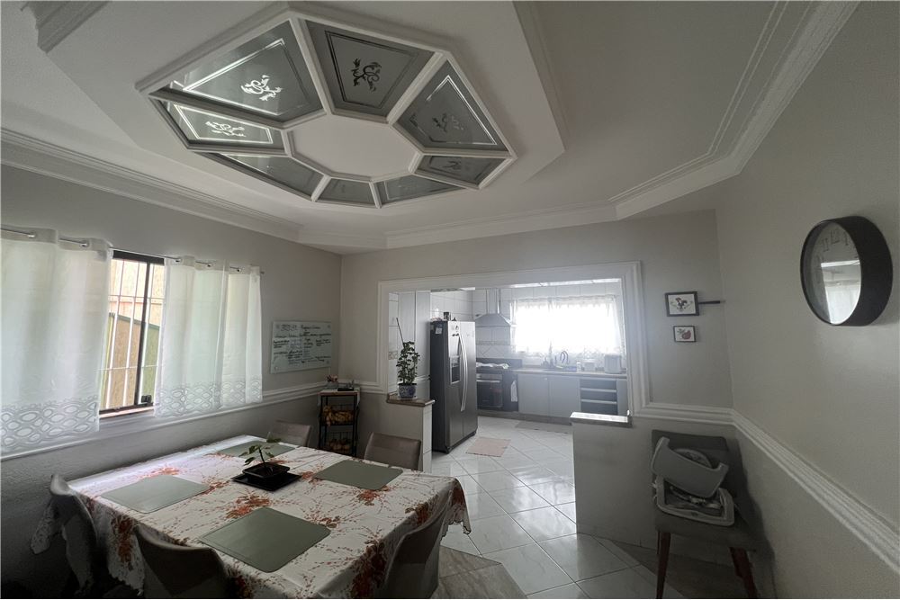 Casa à venda com 4 quartos, 250m² - Foto 2