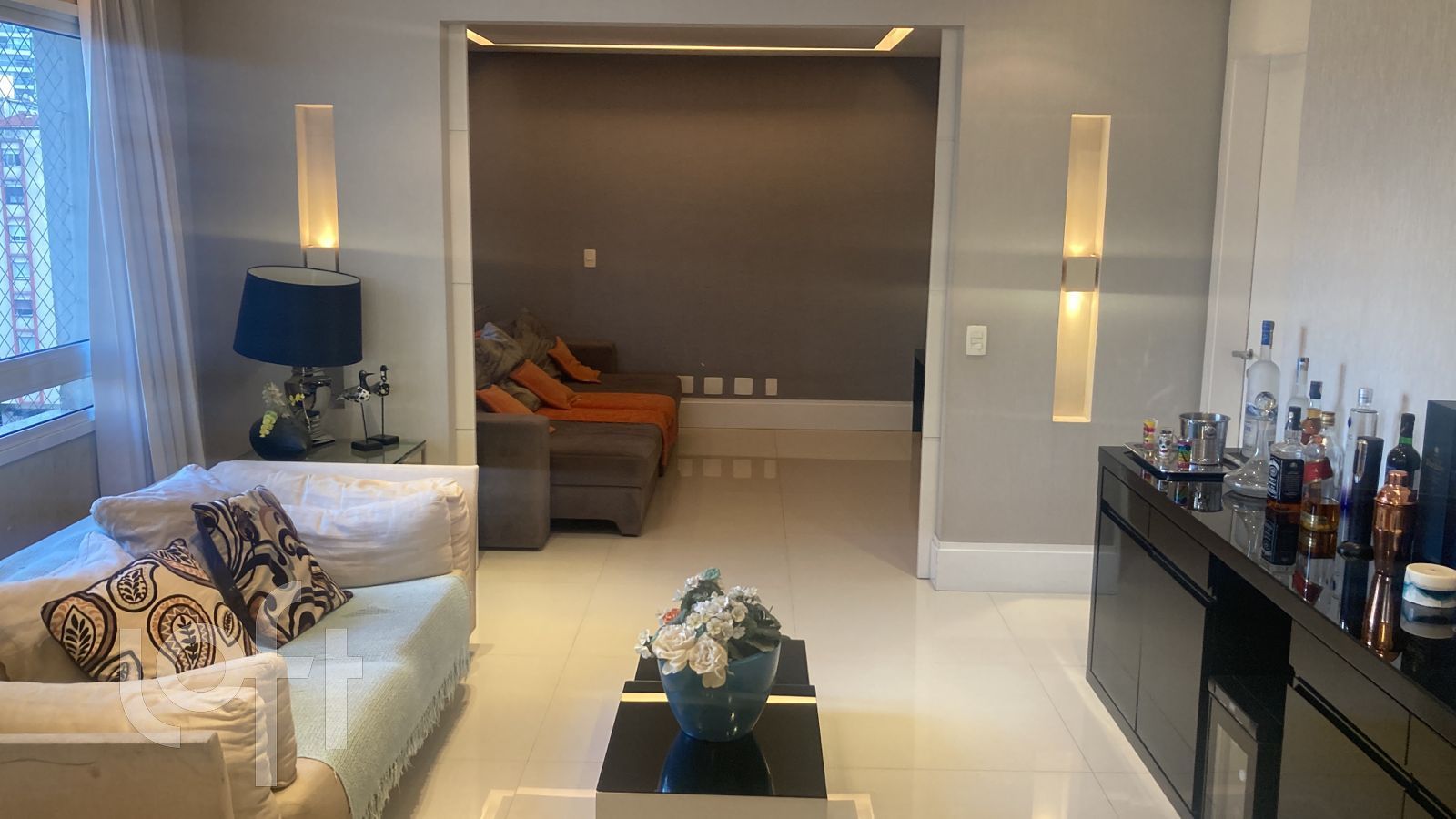 Apartamento à venda com 3 quartos, 213m² - Foto 2
