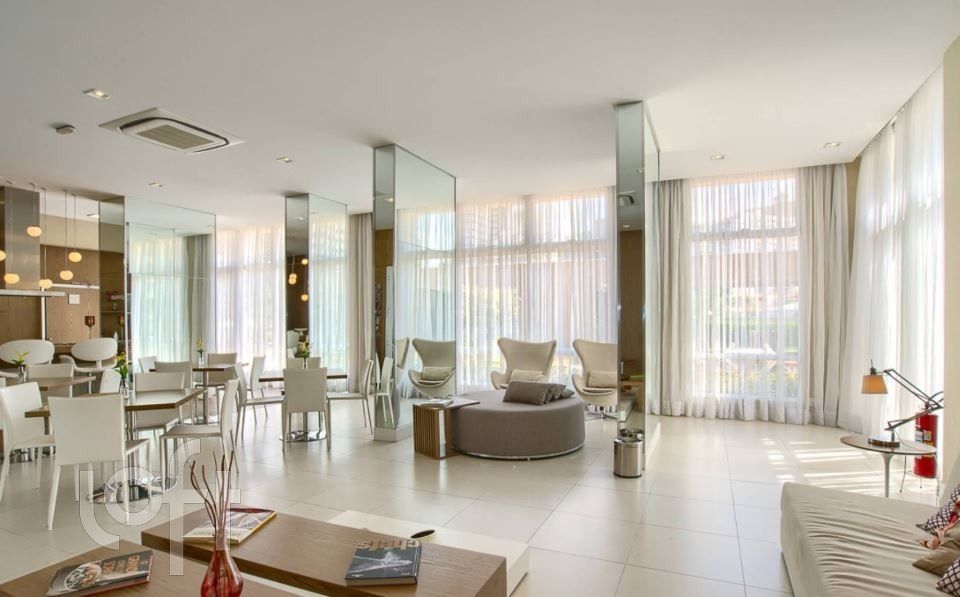 Apartamento à venda com 1 quarto, 42m² - Foto 2